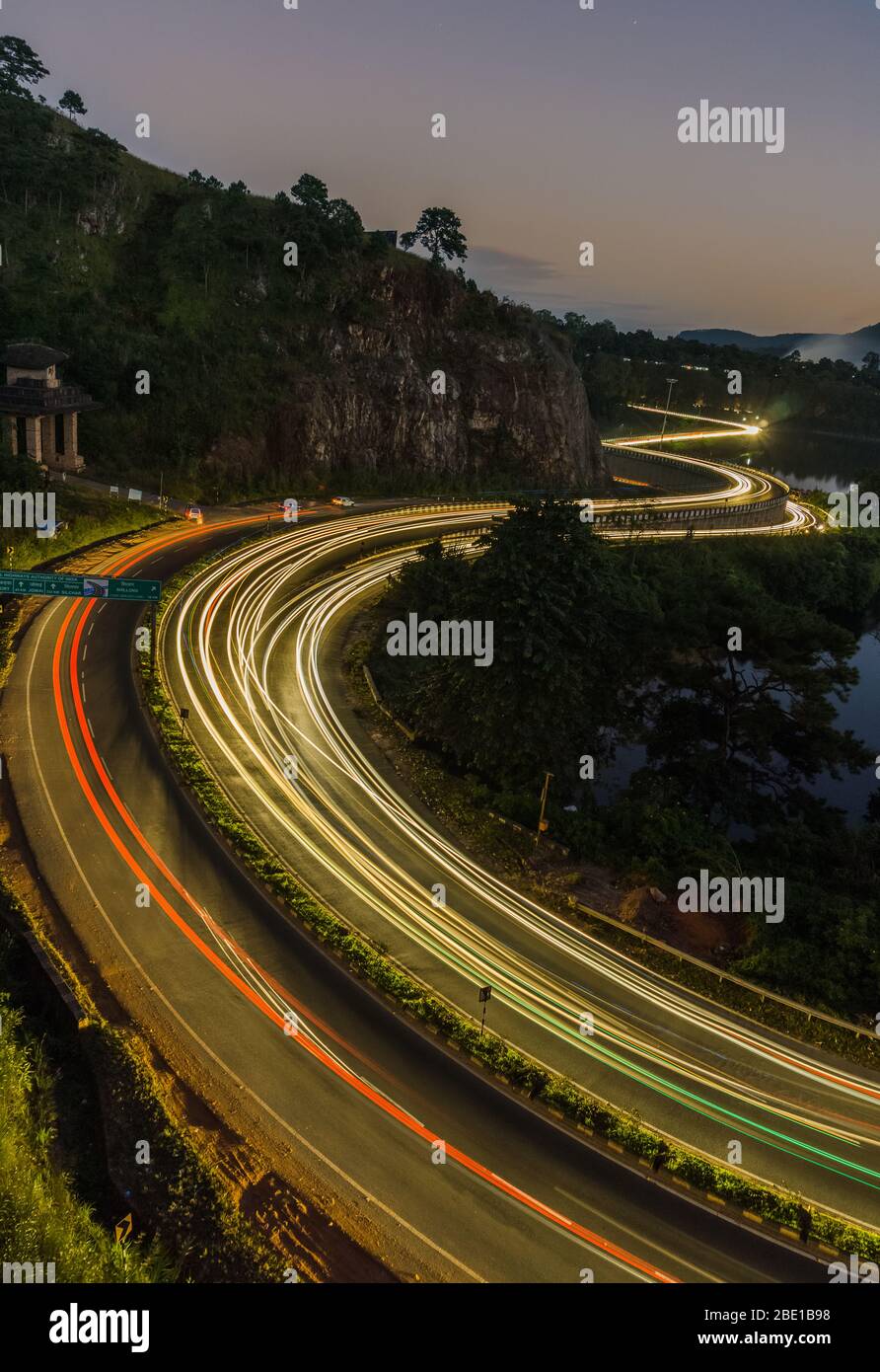 straßenbeleuchtung Spuren von Fahrzeugen Lichter während der Rush Hour und Sonnenuntergang Stockfoto