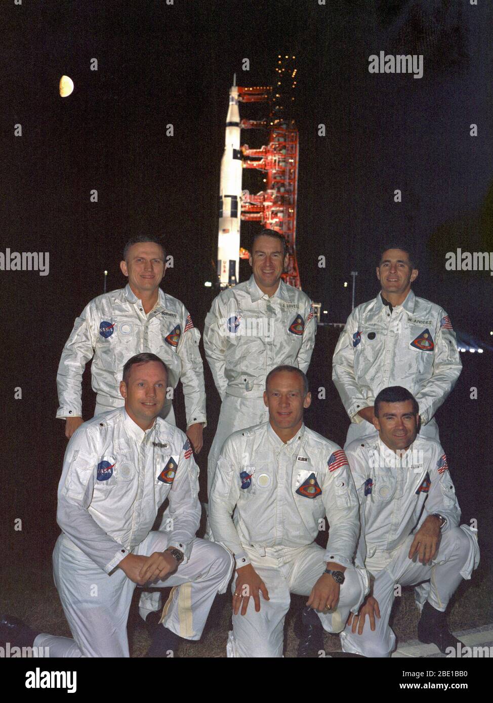 Blick auf die Apollo 8 Primär- und Backup crew Portrait mit dem Raumfahrzeug in der Nacht in den Hintergrund. Hintere Reihe: (L-R) Frank Borman, Commander, James A. Lovell, Befehl Modul Pilot und William A. Anders, Lunar Module Pilot. Vordere Reihe: (L-R) Neil A Armstrong, Commander, Edwin E. Aldrin, Befehl Modul Pilot und Fred W. Haise Jr., Lunar Module Pilot. Stockfoto