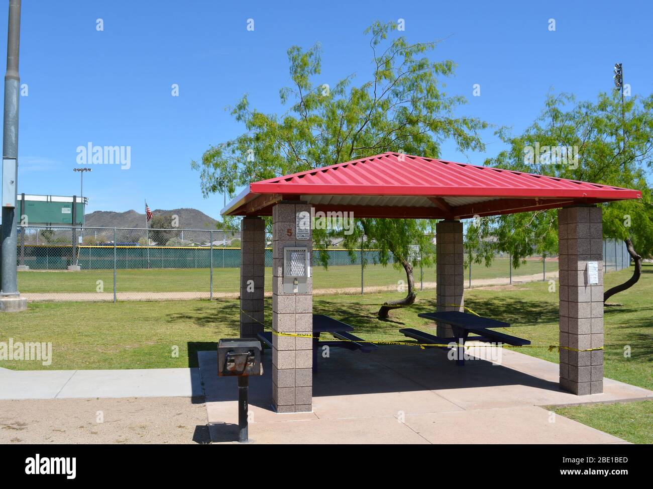Picknickbereiche wegen Coronavirus, Covid-19 geschlossen. Soziale Distanzierung, angeordnet vom Gouverneur von Arizona, Glendale, Maricopa County, Arizona USA Stockfoto