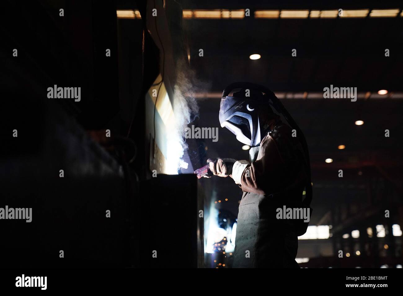 Qiqihar, Chinas Provinz Heilongjiang. April 2020. Ein Mitarbeiter arbeitet in einer Werkstatt der China Railway Rolling Stock Corporation (CRRC) Qiqihar Rolling Stock Co., Ltd. In Qiqihar, nordöstlich der chinesischen Provinz Heilongjiang, 10. April 2020. Seit April 10 haben über 98 Prozent der Industrieunternehmen über der ausgewiesenen Größe in Qiqihar unter strenger Eindämmung von COVID-19 ihre Arbeit und Produktion in geordneter Weise wieder aufgenommen. Kredit: Wang Jianwei/Xinhua/Alamy Live News Stockfoto