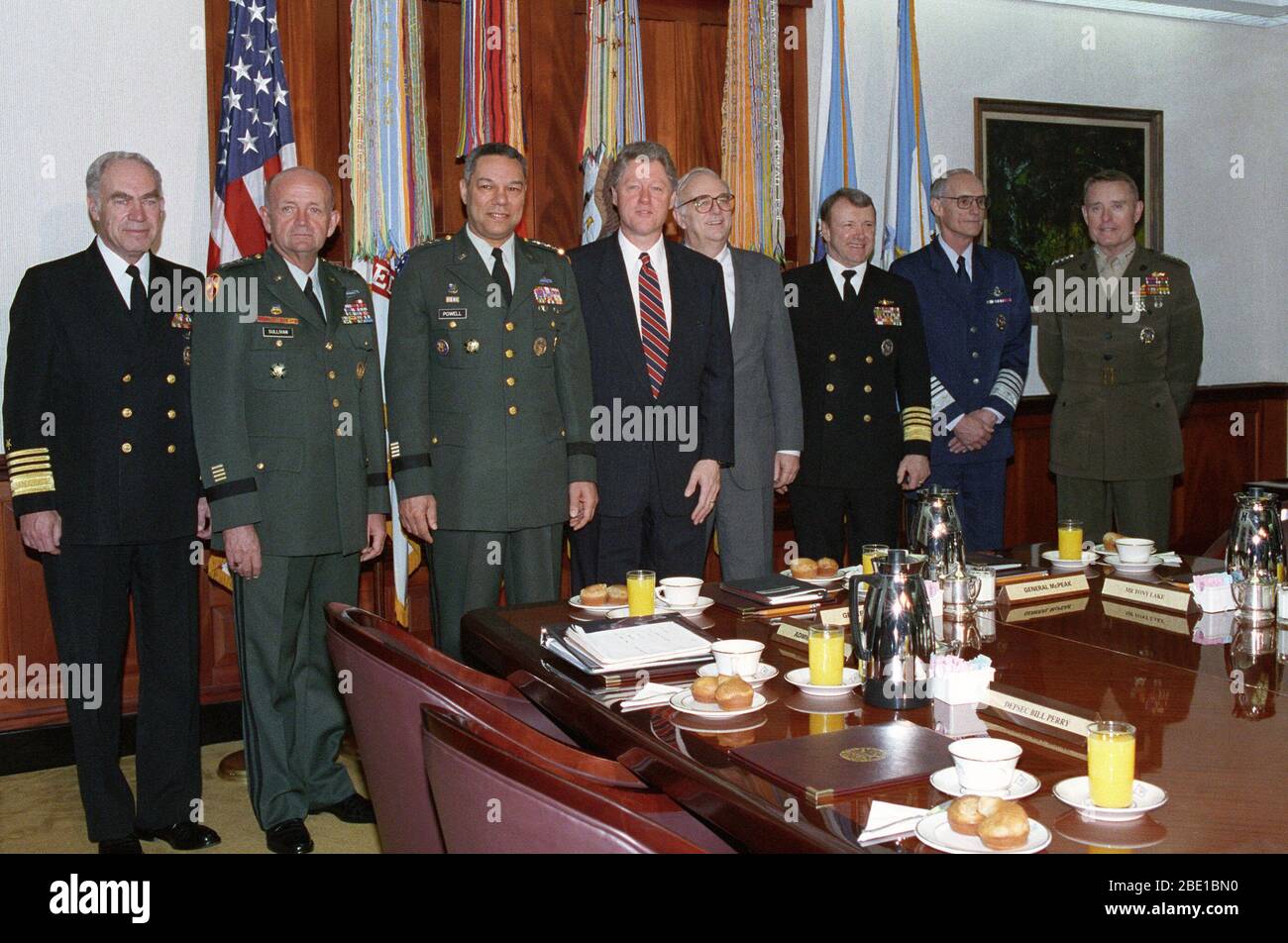 William Jefferson Clinton (Mitte, Links, dunkelblaue Jacke), Präsident der Vereinigten Staaten, posiert für ein Foto mit: U.S. Navy Adm. Frank B Kelso II (links), Leiter der Naval Operations; US-Armee General Gordon R. Sullivan; US-Generalstabschef, General Colin L Powell, Vorsitzende des Generalstabs, der Frau Abgeordneten Leslie' Les Aspin, US-Verteidigungsminister; US Air Force General Merrill' Anthony McPeak, US Air Force Stabschef; U.S. Navy Adm. David E. Jeremia, der stellvertretende Vorsitzende des Generalstabs und des US Marine Corps Gen. Carl E. Mundy, Jr., Kommandant des Marine Corps, Stockfoto