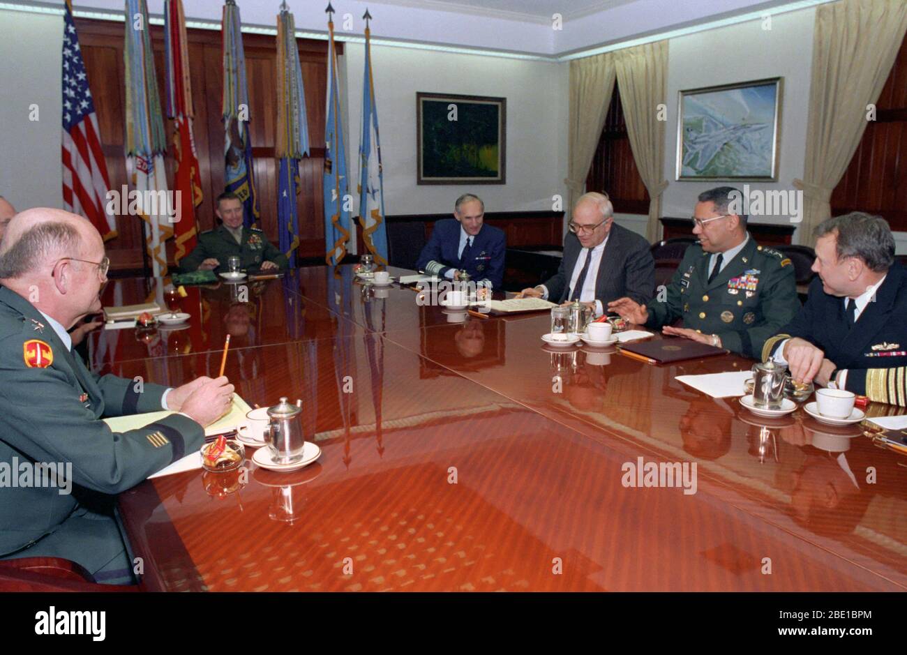 Der Herr Abgeordnete Les Aspin, jr., (dritter von rechts), US-Verteidigungsminister, hält seine erste offizielle Sitzung mit den Gelenken Stabschefs: U.S. Army Gen. Colin L. Powell (Zweiter von rechts), Vorsitzender des Generalstabs; U.S. Navy Adm. David E. Jeremia (rechts), Stellvertretende Vorsitzende des Generalstabs, General der US Air Force Merrill A. ('Tony') McPeak (vierter von rechts), Luftwaffe Stabschef; US-Armee General Gordon R. Sullivan (Zweite von links), Stabschef der Armee; U.S. Navy Adm. Frank B. Kelson, II (links, hinter Gen Sullivan), Leiter der Naval Operations; und US Marine Corp. Stockfoto