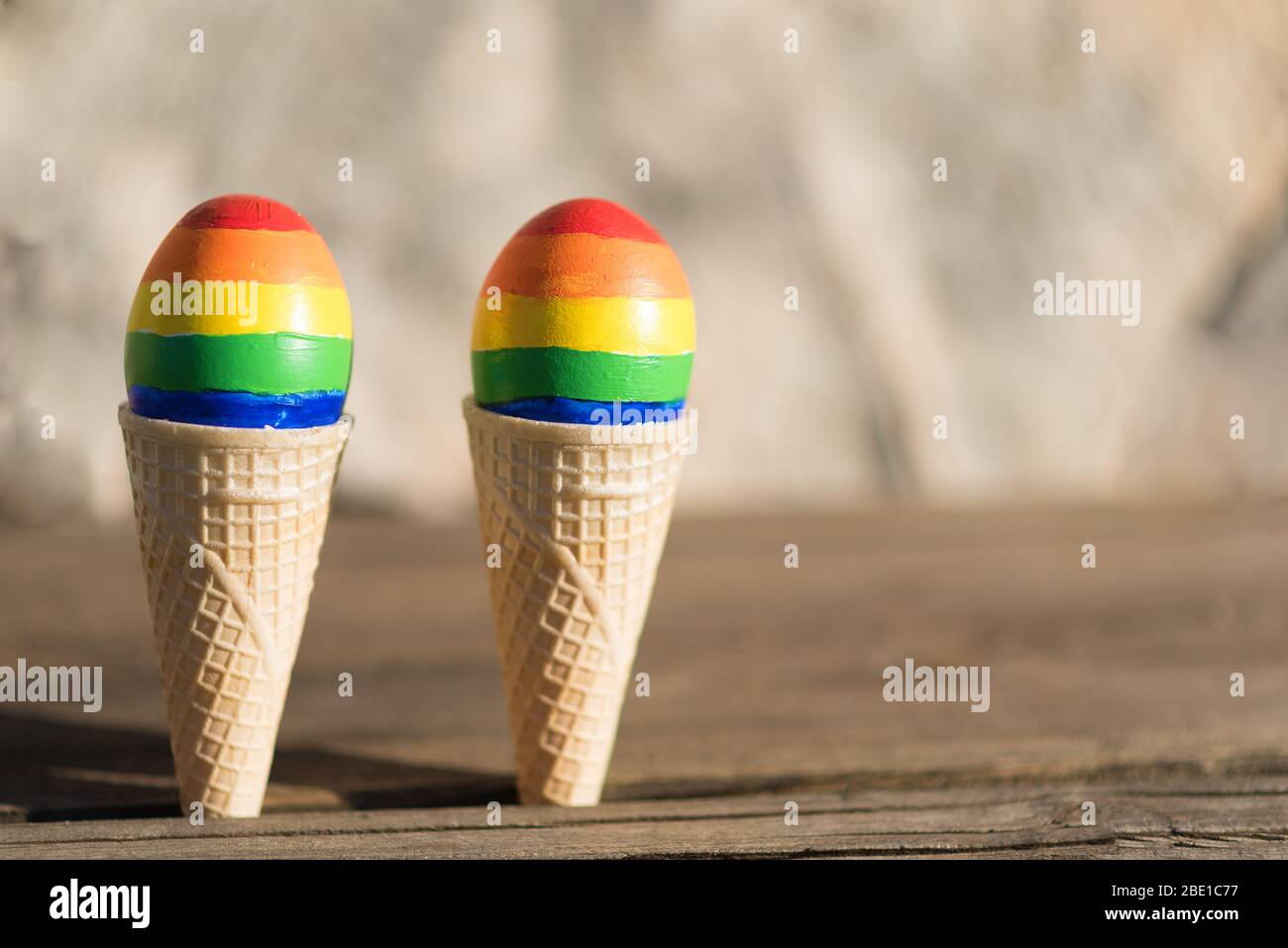 LGBT-Familie für Paare. Eier mit lgbt-Flagge Farbe in Eis Waffelkegel auf Natur Frühling Outdoor Hintergrund. Kreative Idee für Illustration Homosexuell Parade, lgbt-Party, Homosexuelle Ehe, Valentinstag. Stockfoto