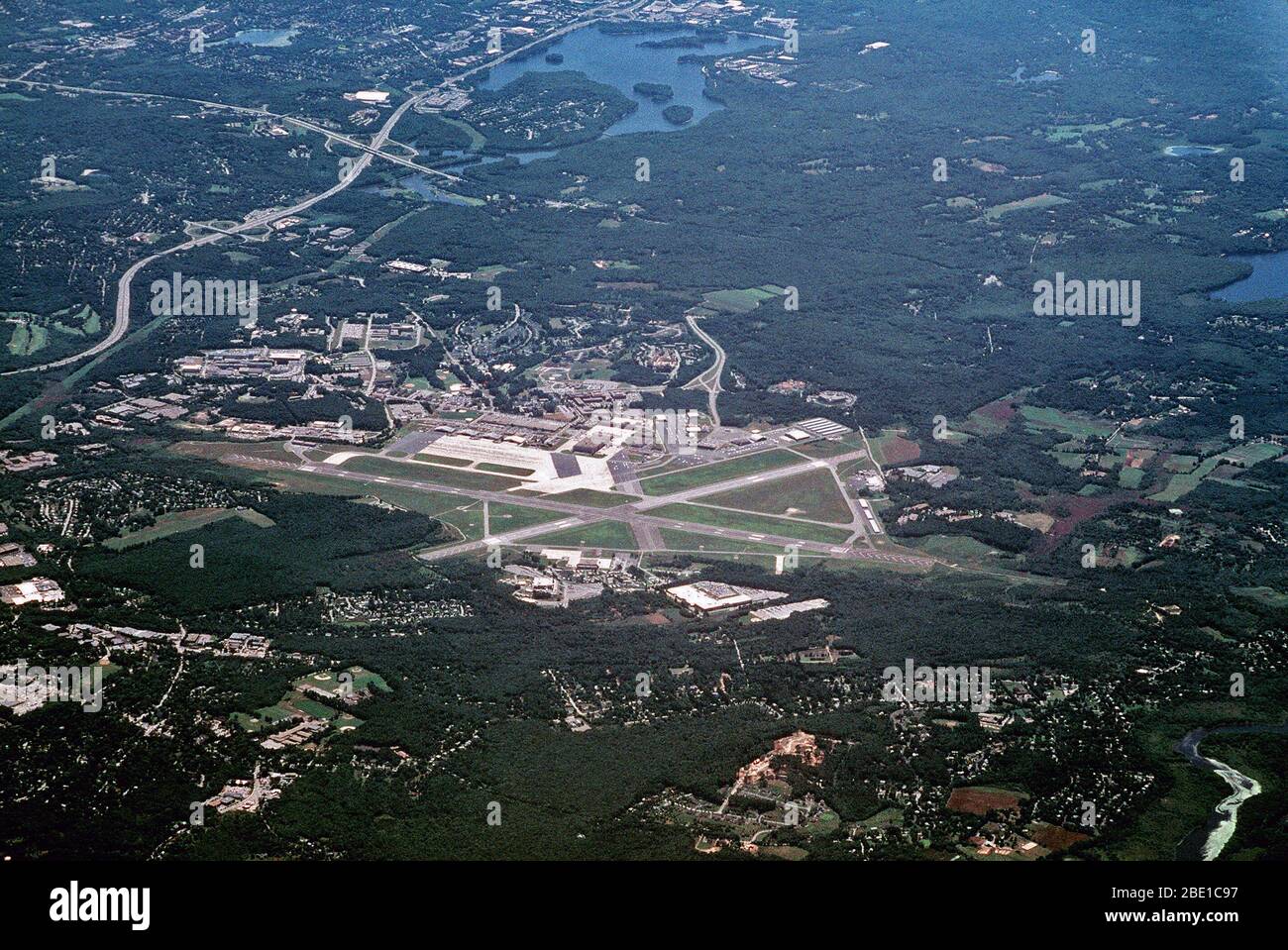 1995 - Hohe schräge Luftaufnahme, Blick nach Süden von hanscom Air Force Base, Massachusetts. Stockfoto