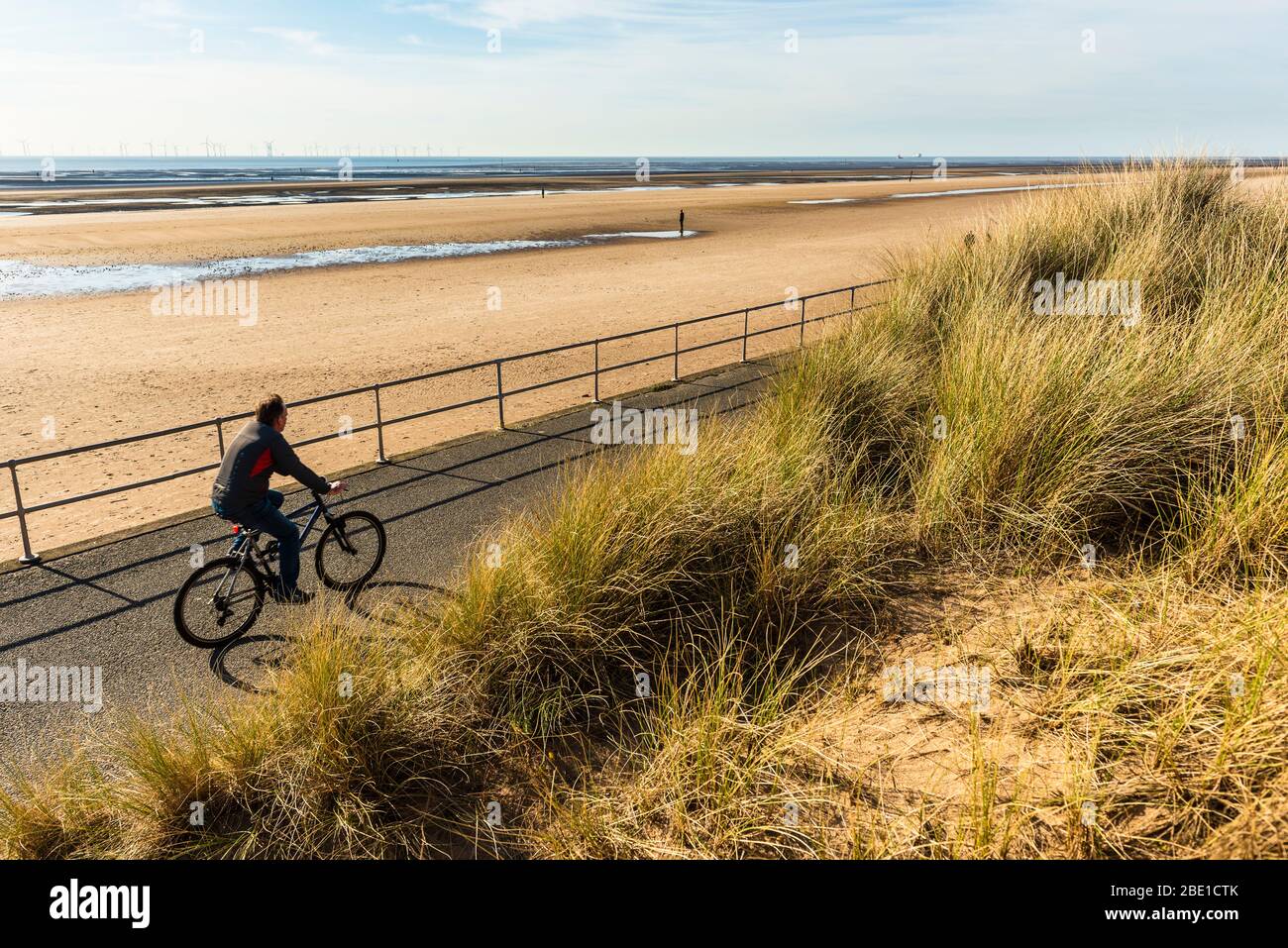 Radfahrer auf Küstenweg, Teil der Sefton Circular Route, in Crosby, Merseyside Stockfoto