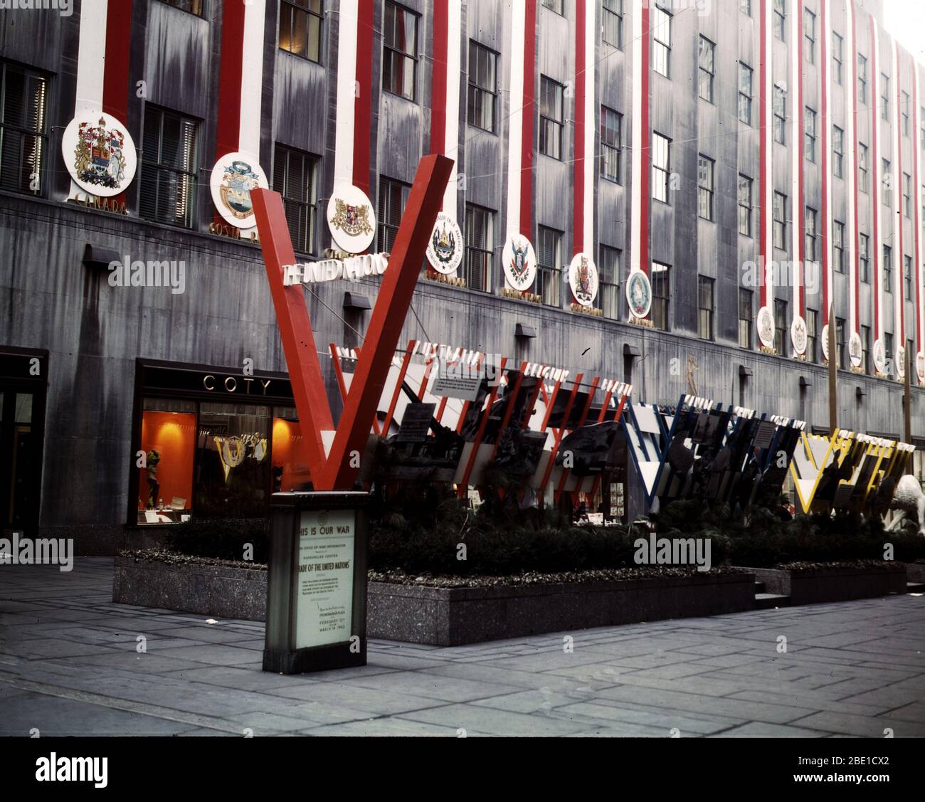 Vereinten Nationen Ausstellung von OWI in Rockefeller Plaza, New York, N.Y., der Eingang von der 5th Avenue - März 1943 Stockfoto