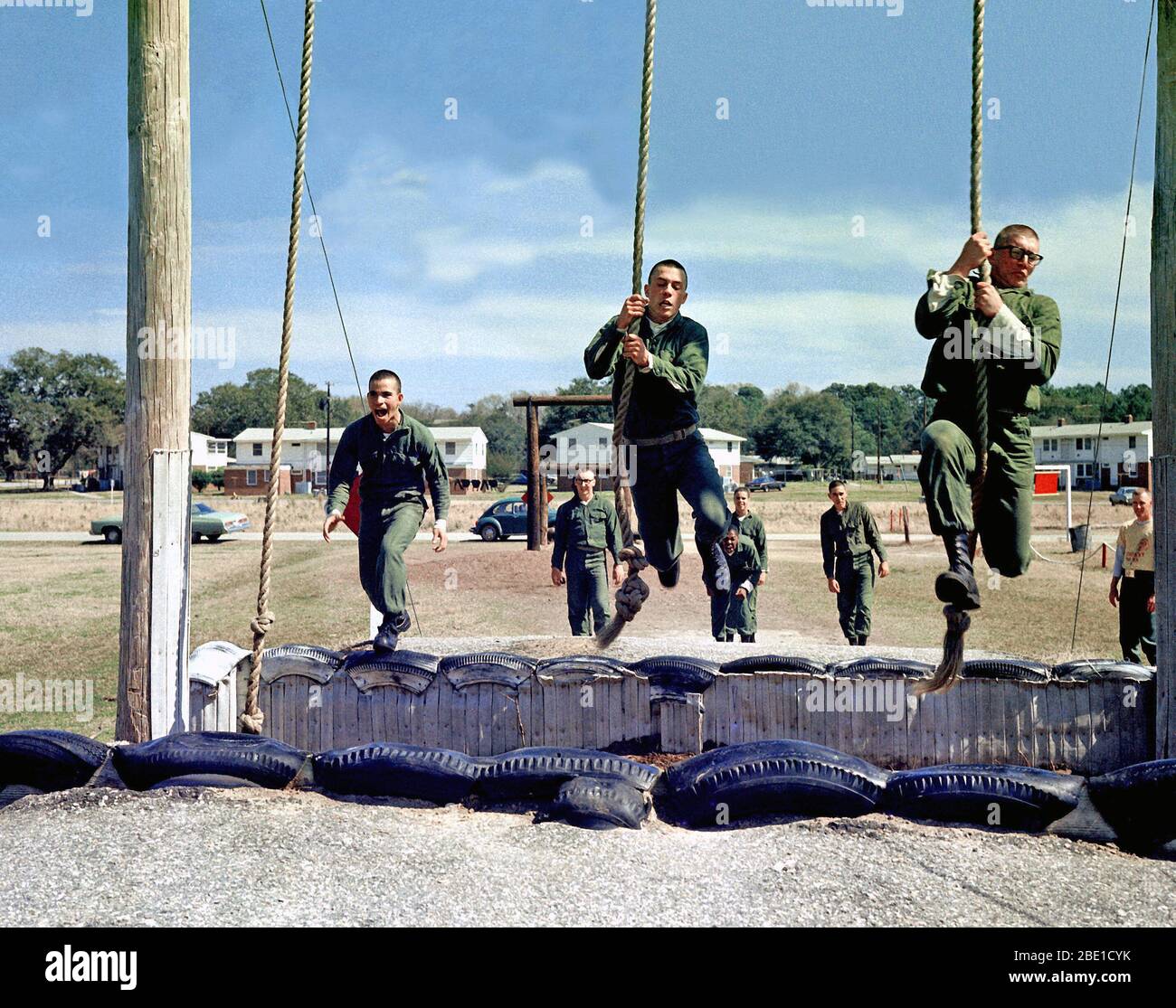 Rekruten von Platoon 2083, 2.BATAILLON, Schwingen am Seil während Ihres Vertrauens Kurs Ausbildung bei der Marine Corps Depot rekrutieren. Stockfoto