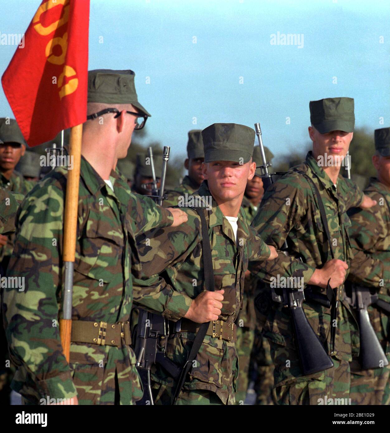 Marine Rekruten ihre Reihen während der grundlegenden Ausbildung in der Marine Corps Depot rekrutieren Kleid. Stockfoto