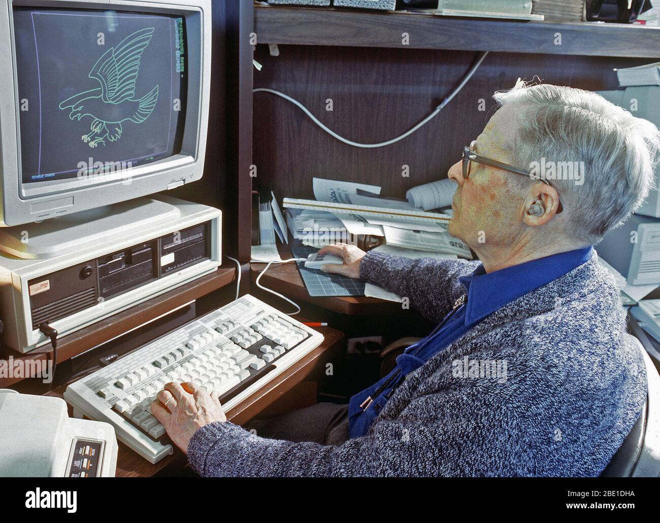 1992 - Eine heraldische Specialist verwendet ein Computer eine militärische Emblem am Institut der Armee der Heraldik Cameron am Bahnhof zu entwerfen. Stockfoto