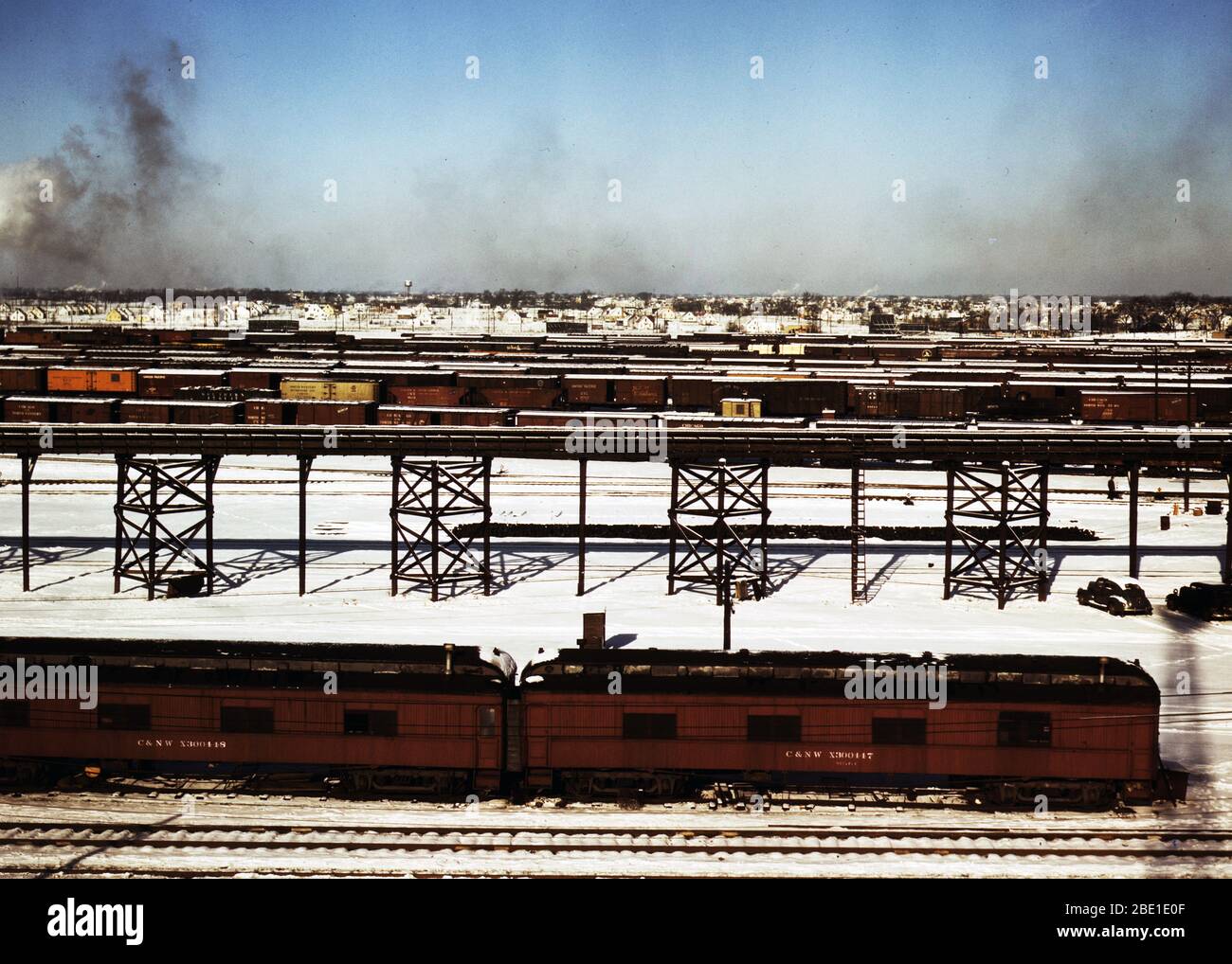 Auf der Suche nach Chicago und nordwestliches [d. h. North Western] Railroad classification Yard. Das Gestell aus dem Eis Haus in den Hof. Die alten Autos im Vordergrund sind als Wohn- und für einige yard Arbeiter und ambulante Hilfe verwendet. Stadt Melrose Park ist im Hintergrund Dezember 1942 Stockfoto