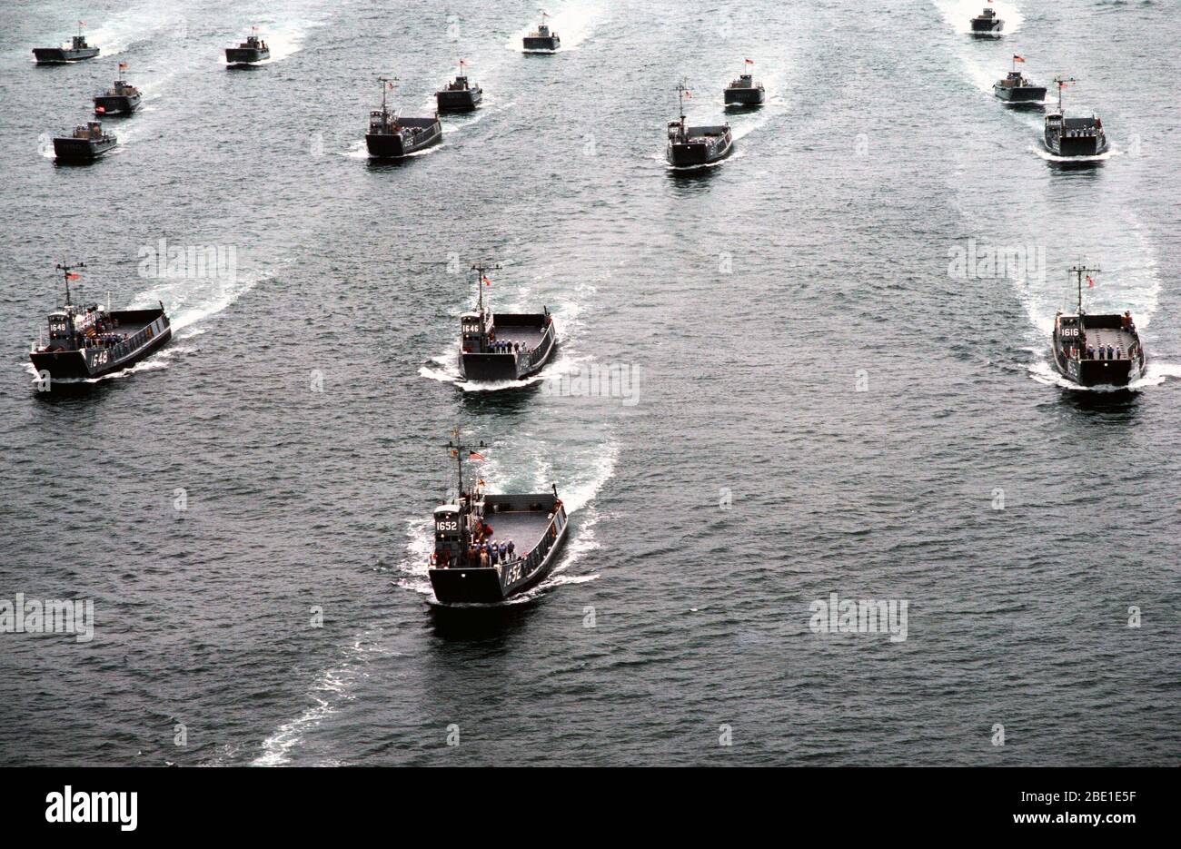 1982 - Eine Antenne Anschluss Bow View von Utility und mechanisierte Landing Craft an Angriff Craft Unit (ACU-1) während einer Praxis der Landung am Silver Strand im Norden der Insel. Stockfoto