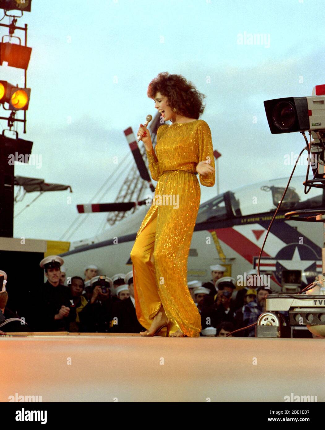 Marie Osmond singt während der Suzanne Somers besondere Show an Bord der Flugzeugträger USS RANGER (CV-61). Stockfoto