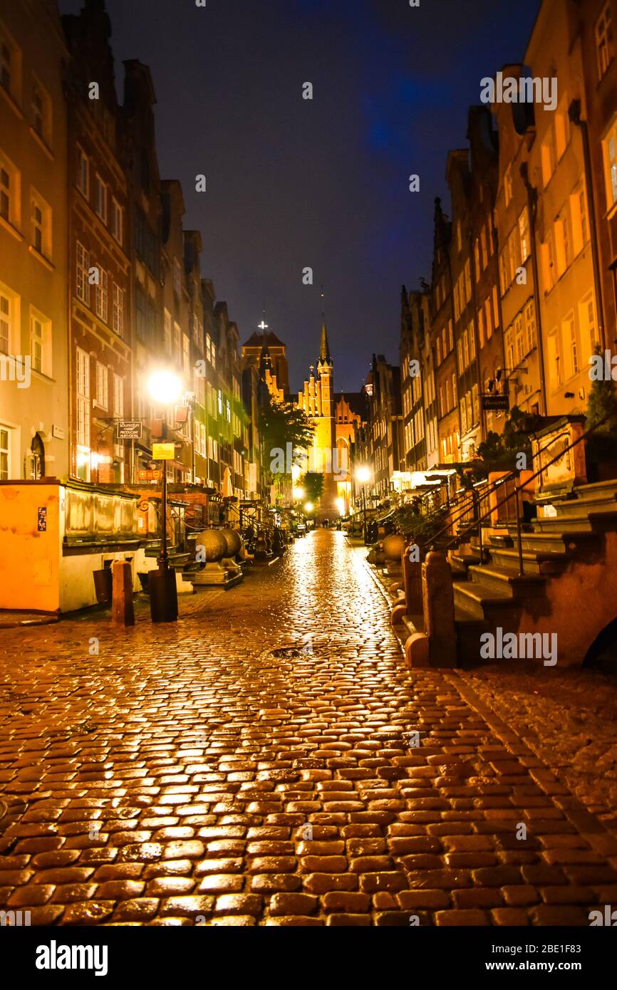 Eine der Straßen in Danzig bei Nacht Stockfoto