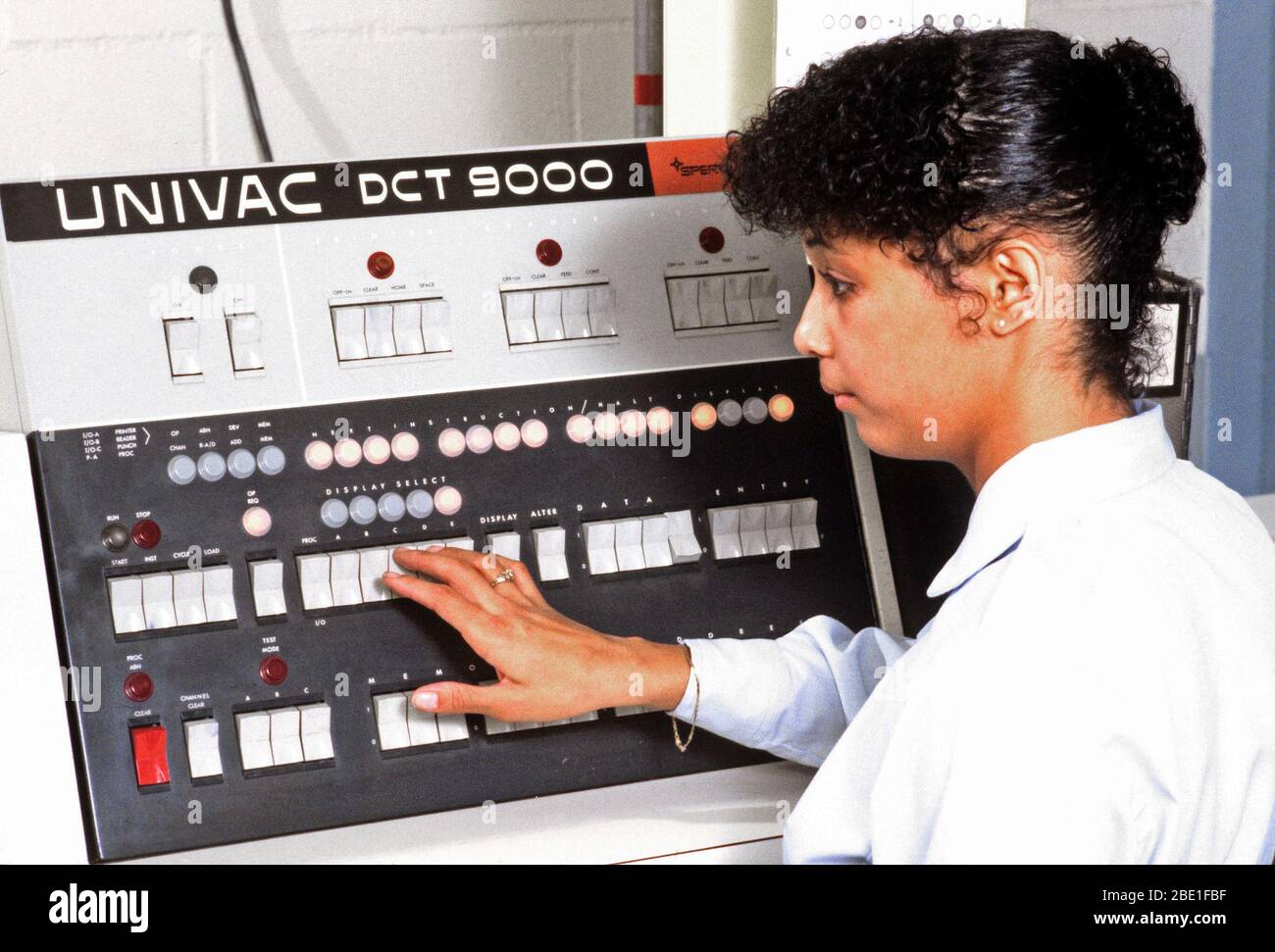 Ein Operator arbeitet mit einer Univac DCT9000 Empfänger und Drucker im Computer Seite einer Message Center. Der Flieger ist Mitglied der 1965Th Communications Squadron, Air Force Communications Command (AFCC). Stockfoto