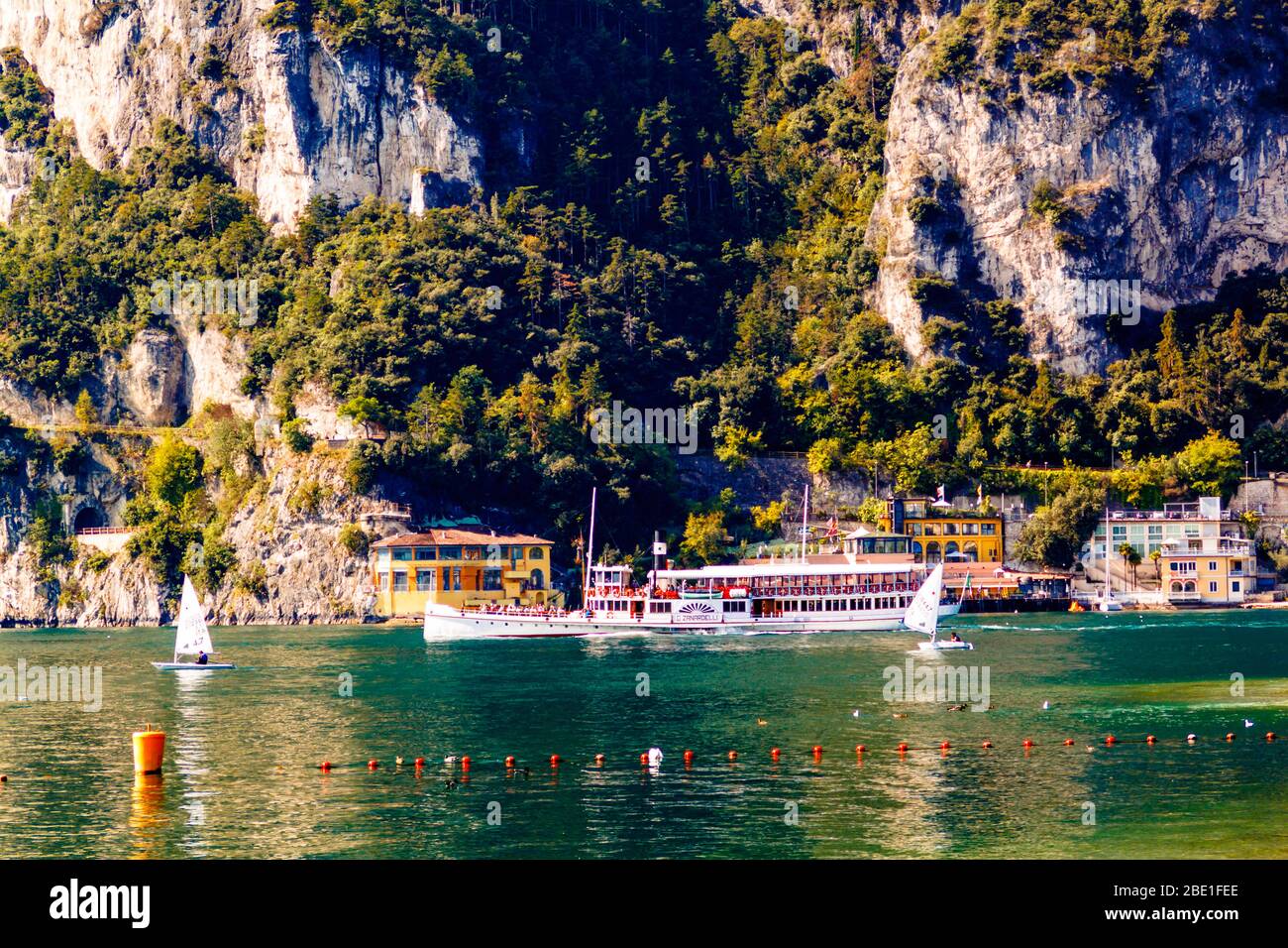 Riva del Garda, Trentino Alto Adige / Italien - September 24 2017: Touristisches Boot segeln auf dem See vor der Kulisse der Berge. Stockfoto