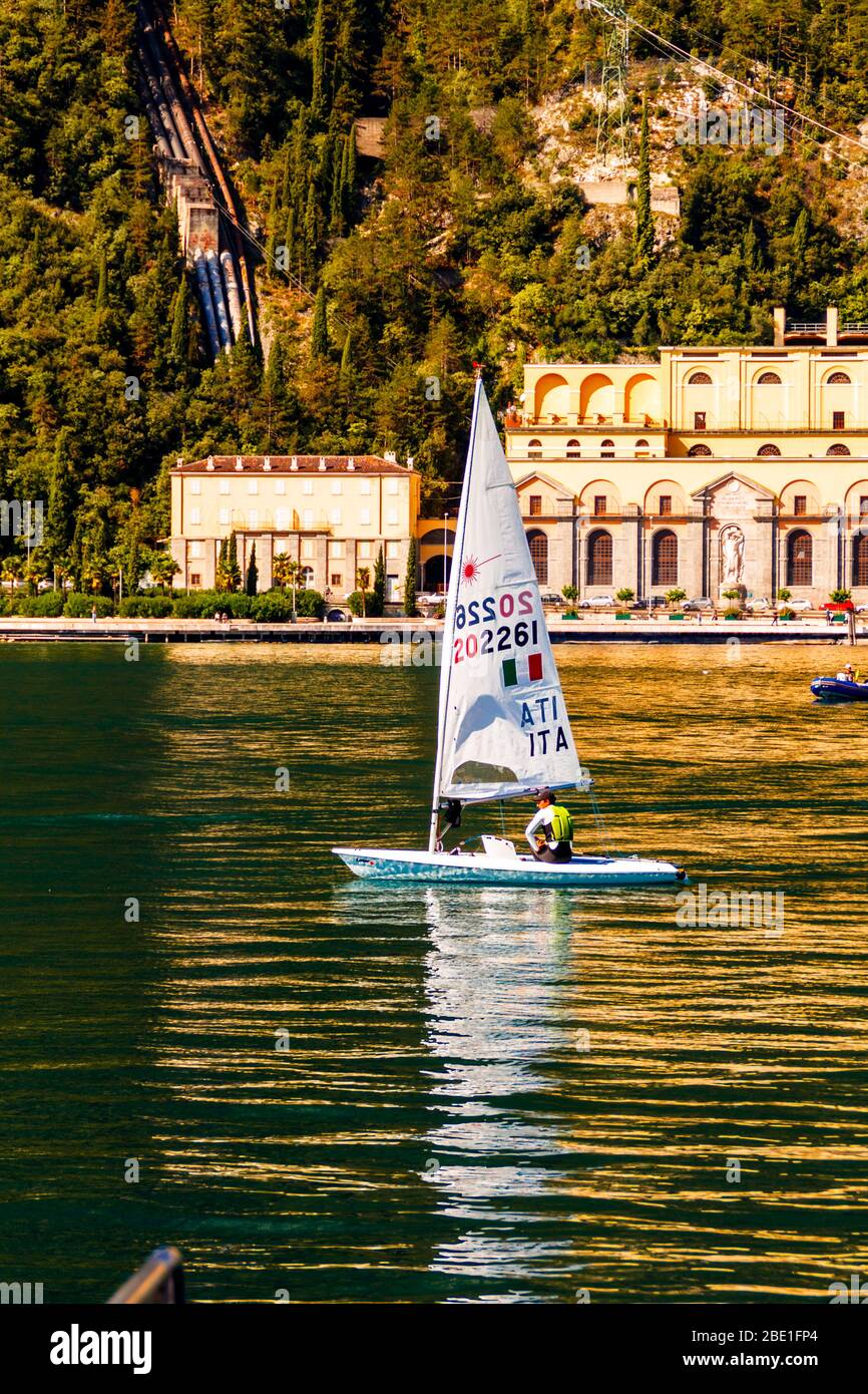 Riva del Garda, Trentino Alto Adige / Italien - September 24 2017: Kleine Yacht segelt auf dem See vor der Kulisse der Berge. Stockfoto