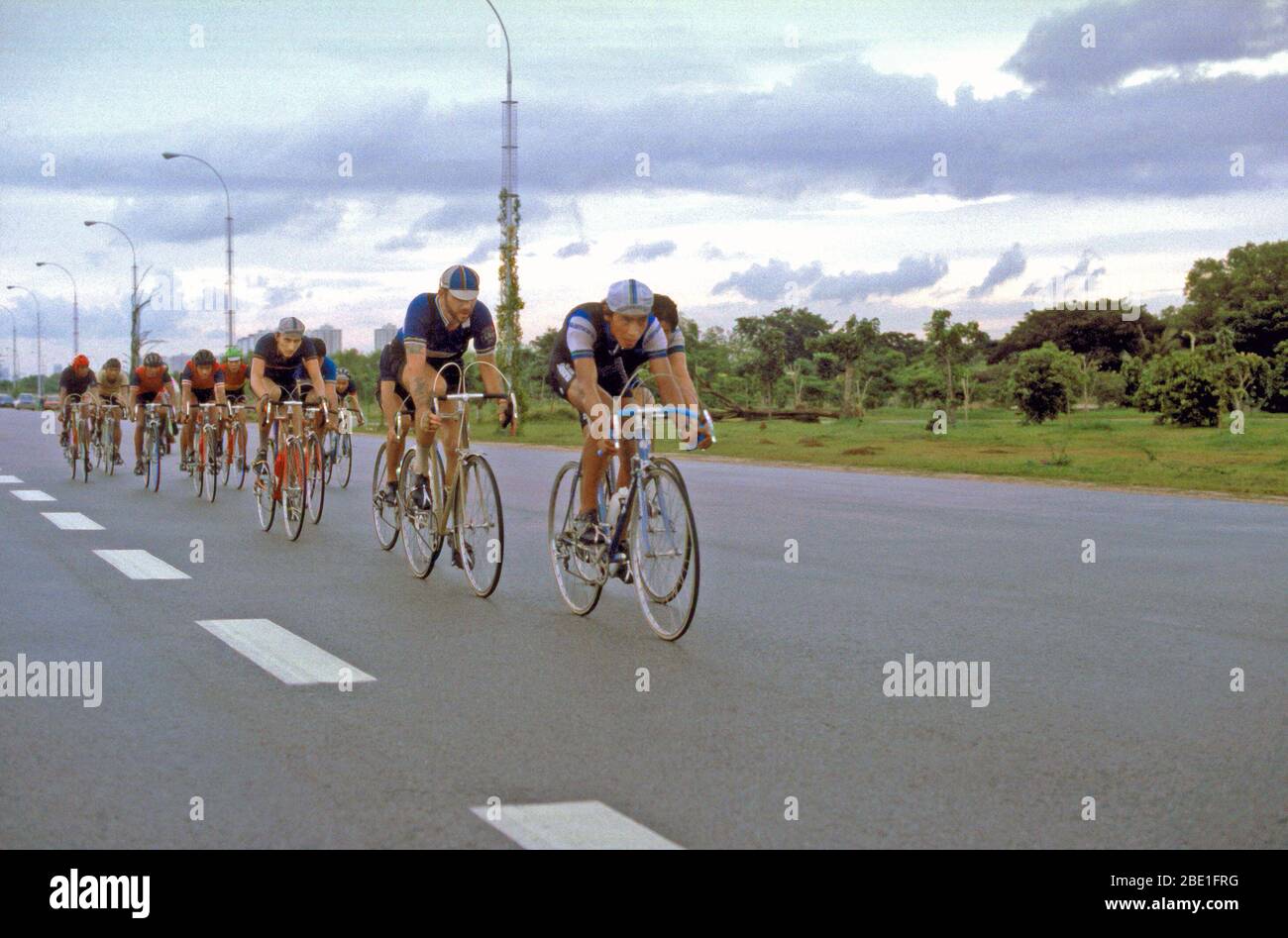 1981 - Mitglieder des Cycle Touring International, ein Bordseitig Cycling Club an Bord der amphibischen Kommando Schiff USS BLUE RIDGE (LCC-19), ihre Freiheit nutzen, um die Gegend zu erkunden. Stockfoto