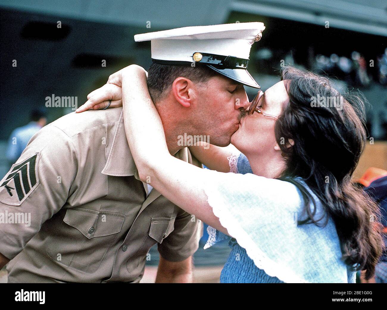 1982 - ein Marine Sergeant an Bord des Atom-Flugzeugträger USS Enterprise (CVN-65) küsst seine Frau zugeordnet. Stockfoto
