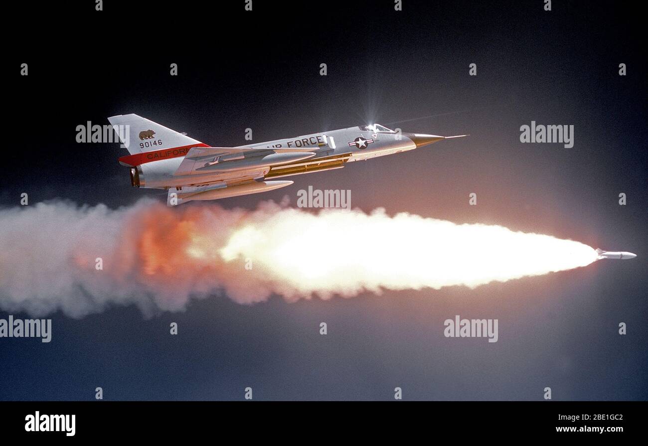 1980 - Ein Luft-zu-Luft, rechts eine F-106 Delta Dart Flugzeuge nach dem Feuern eine ATR-2 eine Rakete über einen Bereich. Einen Hilfskraftstofftank ist auf jedem Flügel Stockfoto
