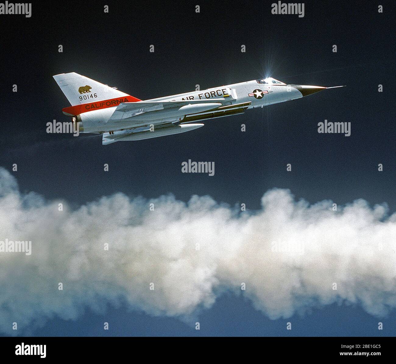 1980 - Ein Luft-zu-Luft, rechts eine F-106 Delta Dart Flugzeuge nach dem Feuern eine ATR-2 eine Rakete über einen Bereich. Einen Hilfskraftstofftank ist auf jedem Flügel Stockfoto