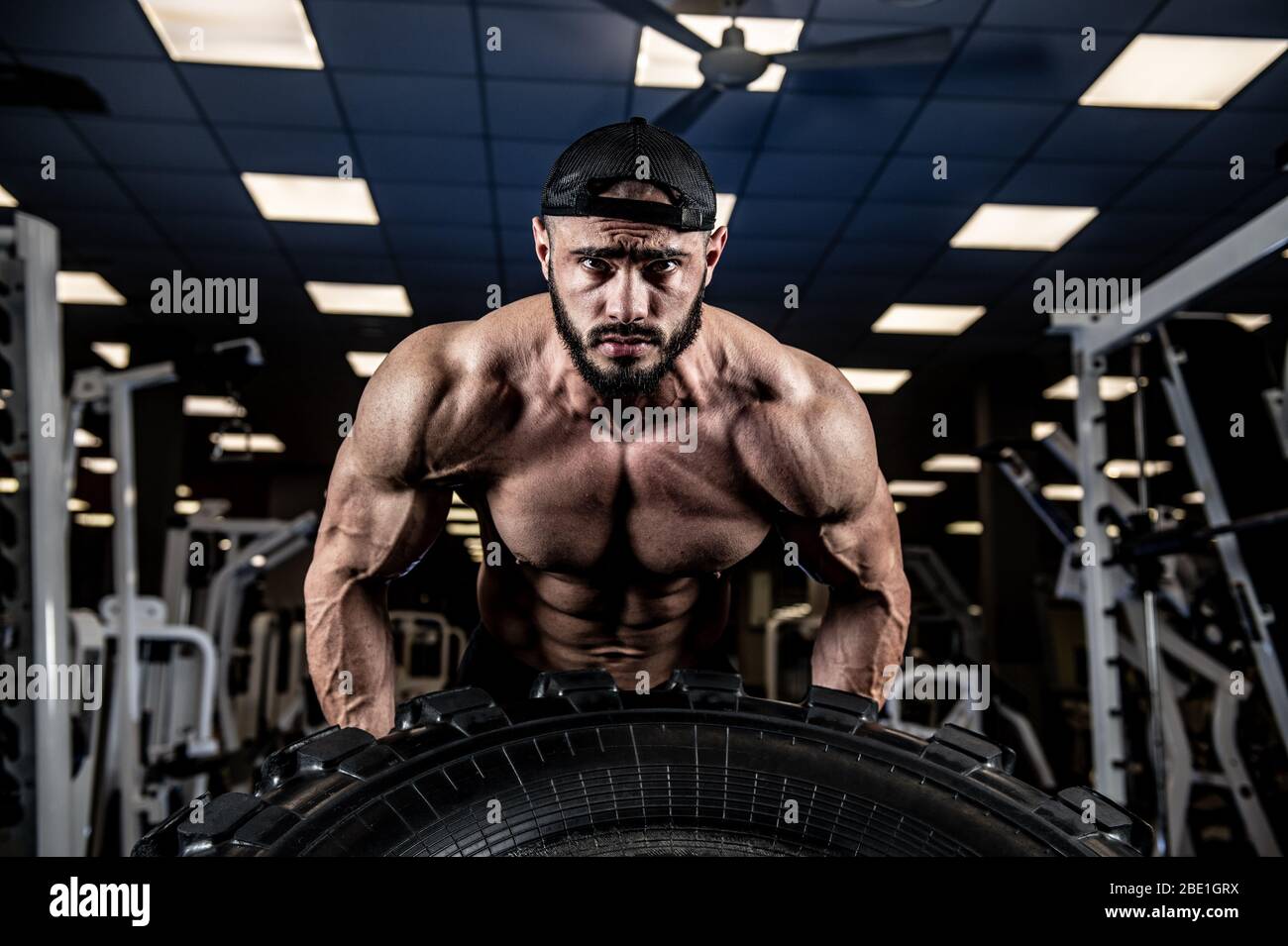 crossfit Indoor-Gym-Training mit LKW-Reifen von jungen schönen starken  Athleten männlichen Heben schweres Gewicht Stockfotografie - Alamy