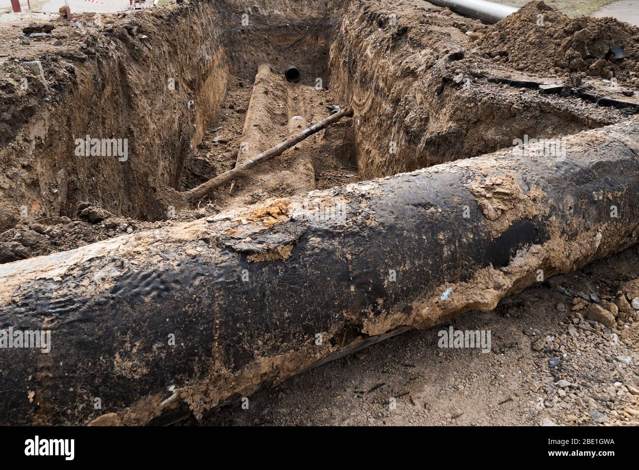 Reparatur und Austausch der Hauptleitung von Heizungsanlagen, Fernwärmeleitungen, Wasserversorgung oder Kanalisation in der Stadt, Entfernung alter Rohre und Sanierung Stockfoto