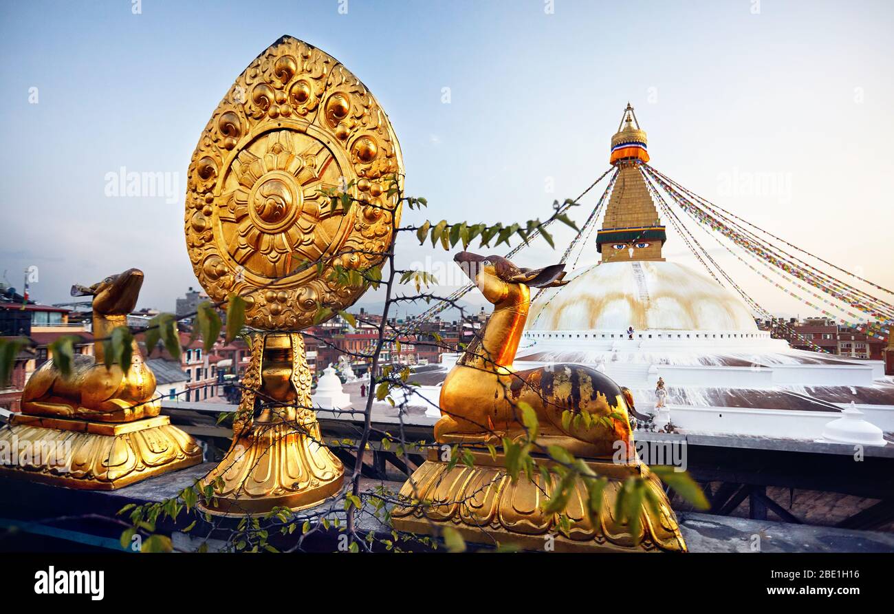 Anzeigen buddhistische Stupa von Bodnath und Goldene Rehe mit Blatt auf dem Dach des Klosters in Kathmandu Stockfoto