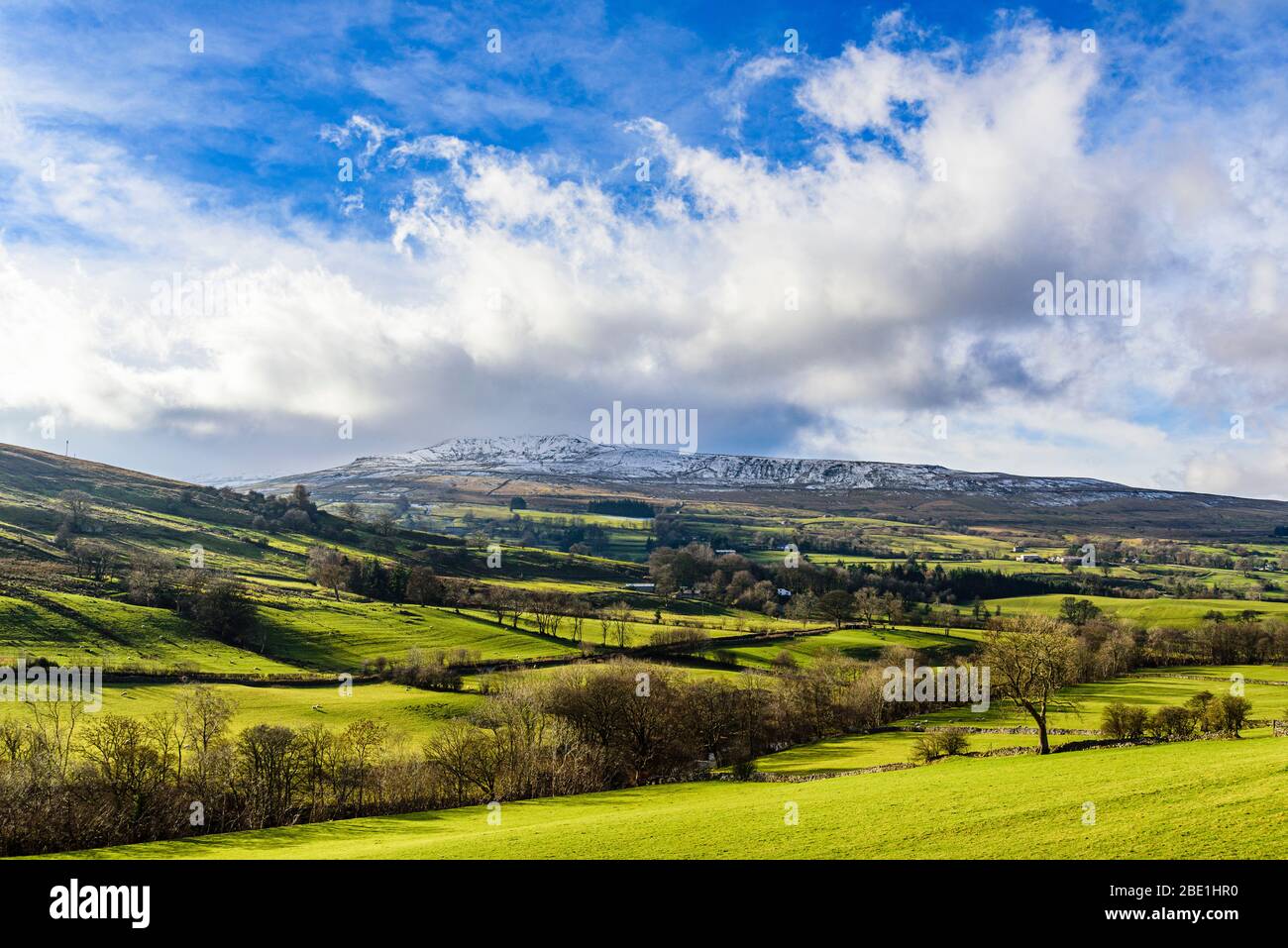 Winter in Dentdale, Cumbria. Wolke verdeckt den Gipfel des Großen Coum. Stockfoto