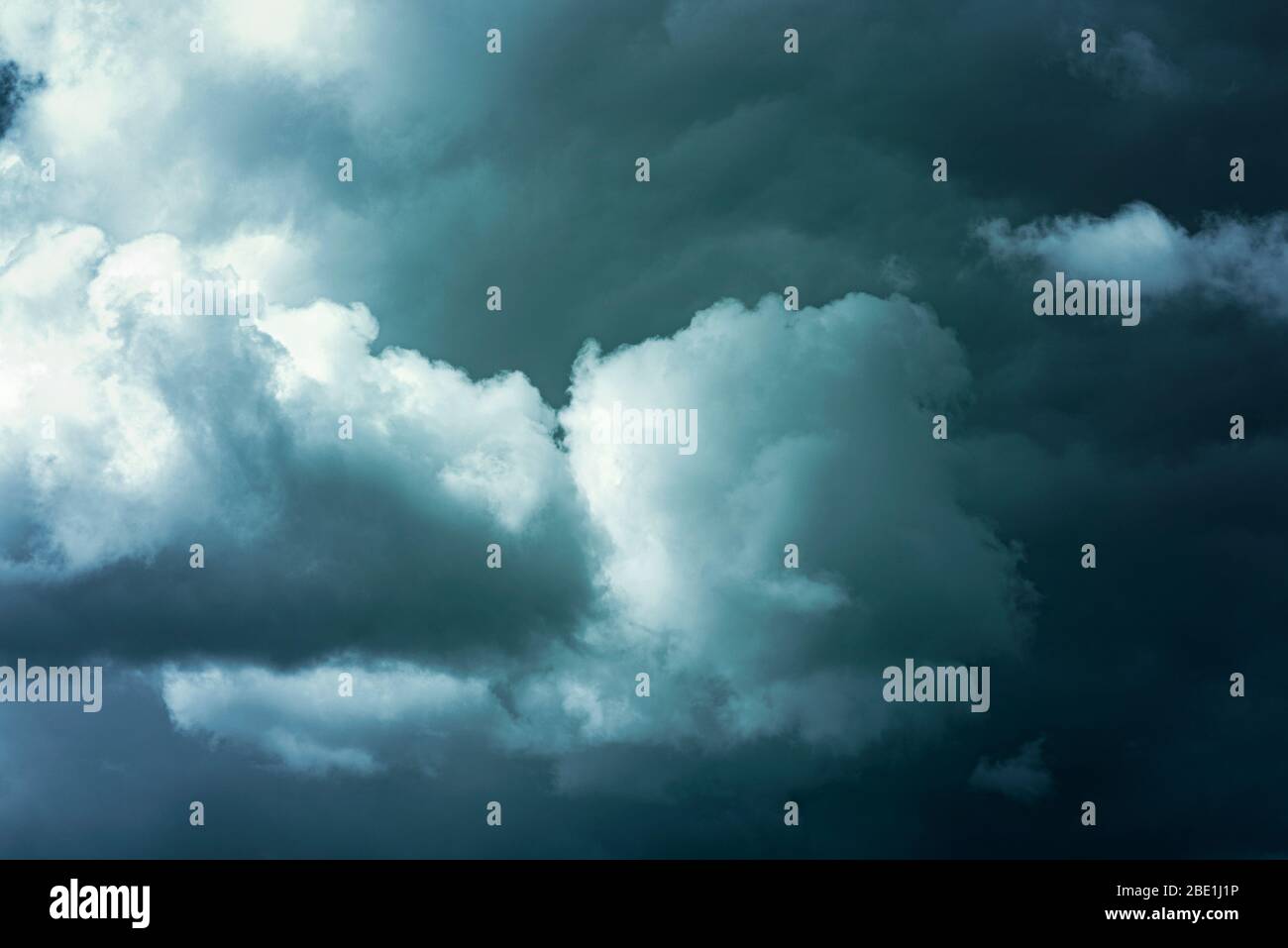 Wolken am dunklen Himmel vor schwerem Sturm Stockfoto
