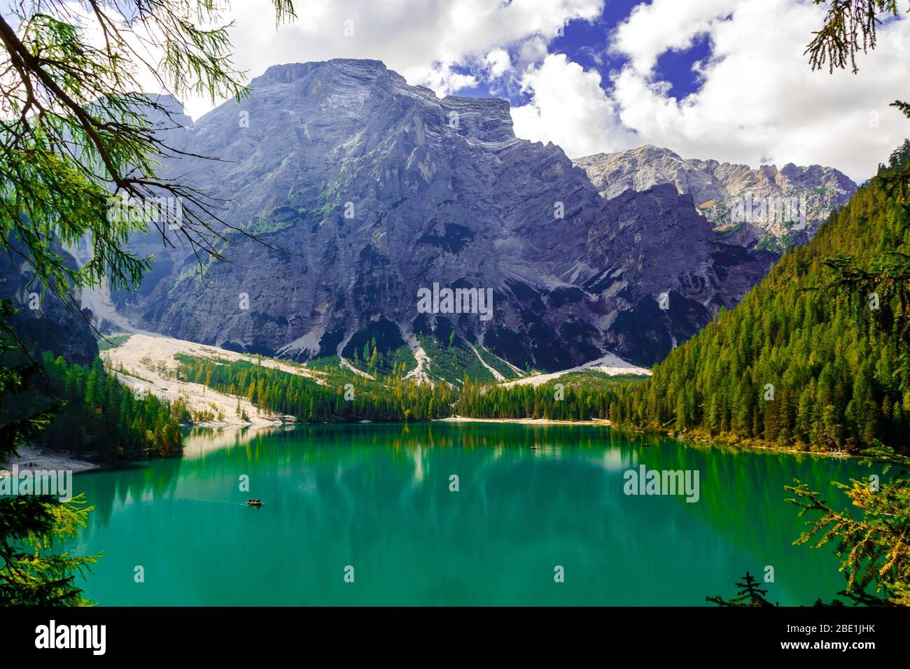 Schöne Aussicht vom Pragser See / einer der schönsten Aussichtswiesen der Dolomiten in der Herbstsaison am späten Vormittag, Dolomiten, Südtirol, Italien Stockfoto