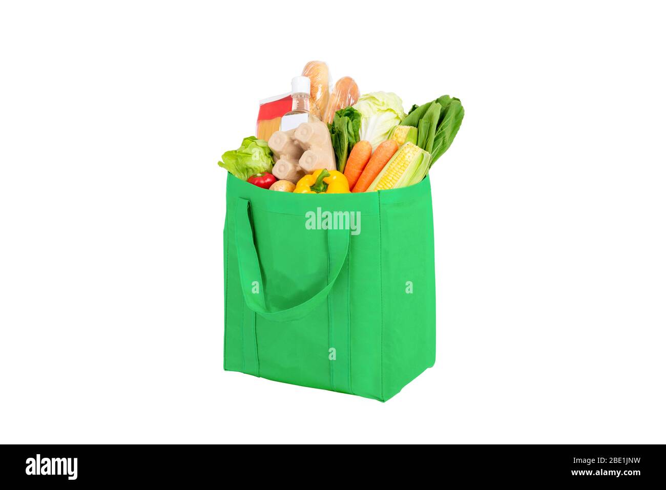Grüne wiederverwendbare Einkaufstasche voller Gemüse und Lebensmittel auf weißem Hintergrund isoliert Stockfoto