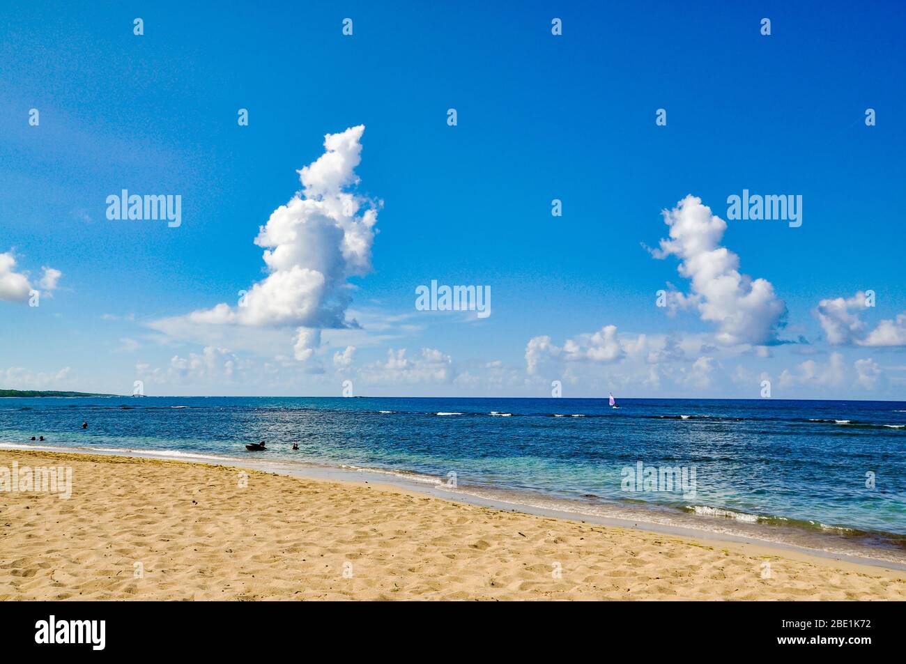 Cumulonimbus am karibischen Strand Stockfoto