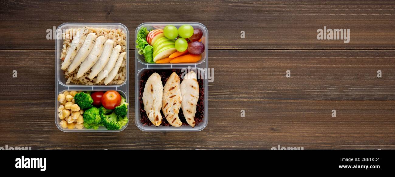 Reinigen Sie gesunde fettarme Lebensmittel in zwei Mahlzeiten zum Mitnehmen Box Sets auf Holz Banner Hintergrund Draufsicht mit Kopierraum Stockfoto