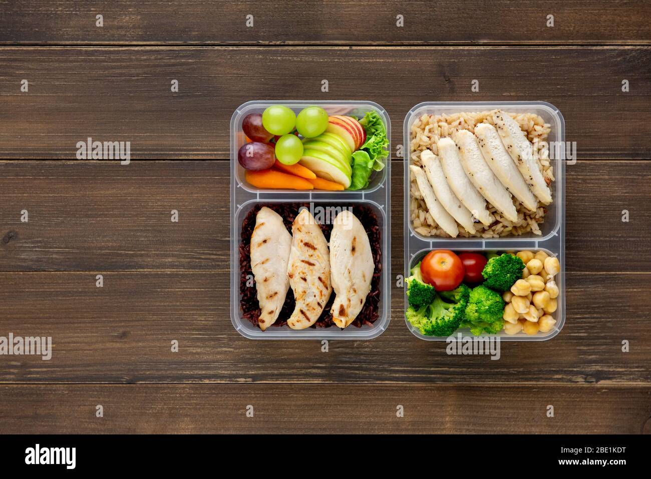 Nährstoff reich gesunde fettarme Lebensmittel in Essen zum Mitnehmen Box setzt auf Holz Hintergrund Draufsicht mit Kopierraum Stockfoto