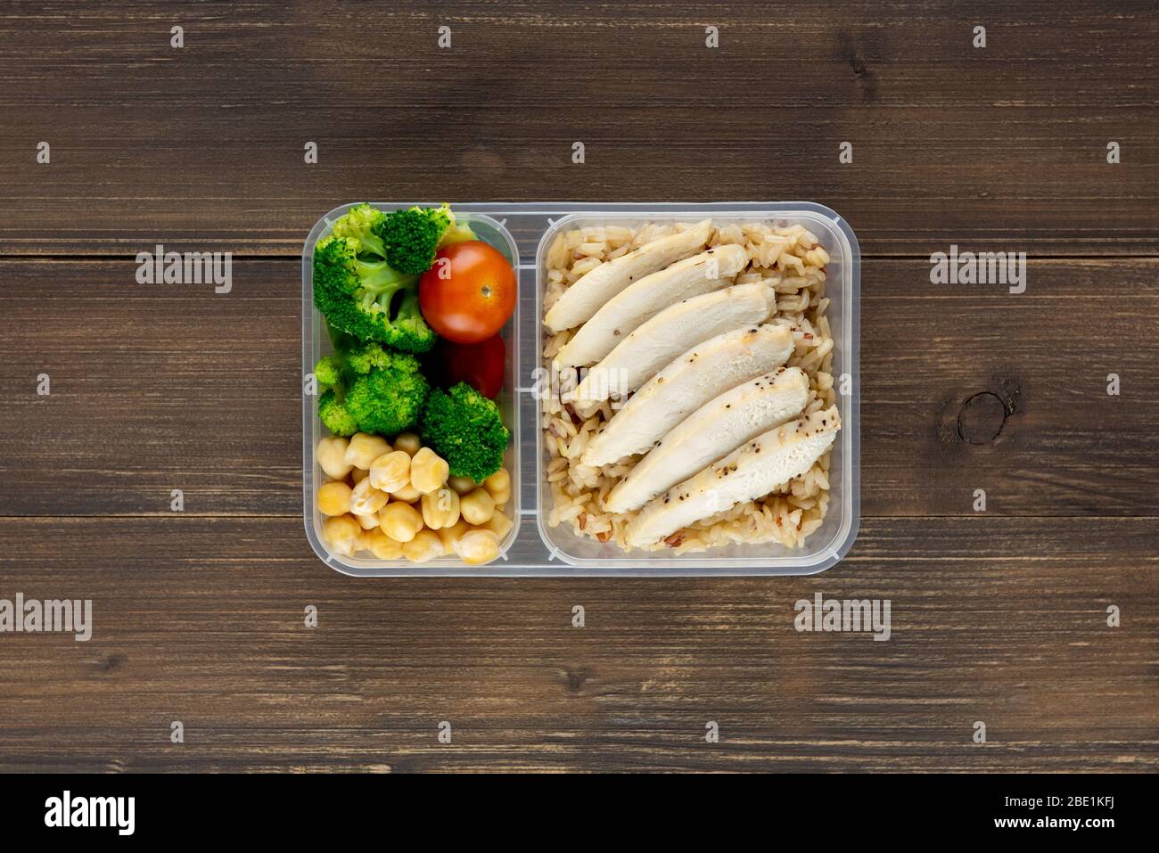 Nährstoff dichte gesunde fettarme Lebensmittel in Essen zum Mitnehmen Box auf Holz Hintergrund Draufsicht gesetzt Stockfoto