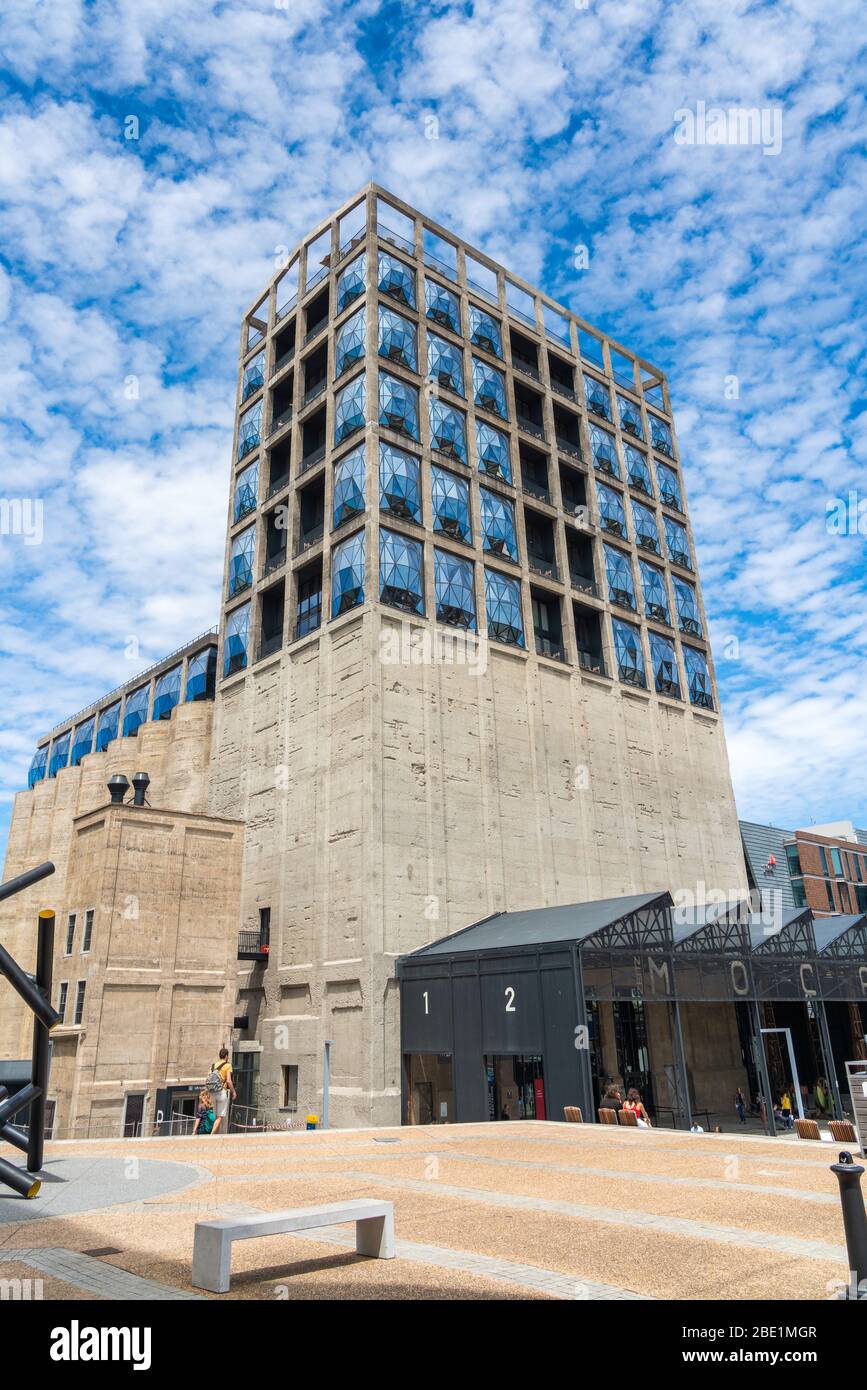 Kapstadt, Südafrika - 29. Januar 2020: Das Gebäude des Museums für Moderne Kunst. Vertikal. Stockfoto