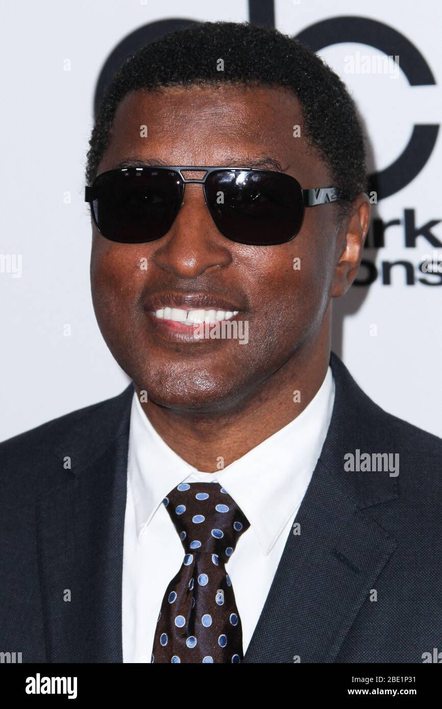 Beverly Hills, Vereinigte Staaten Von Amerika. April 2020. (FILE) Kenny 'Babyface' Edmonds enthüllt, dass er und seine Familie positiv auf Coronavirus COVID-19 getestet haben, sich aber seitdem an seinem 62. Geburtstag erholt haben. BEVERLY HILLS, LOS ANGELES, CA, USA - OKTOBER 21: Der amerikanische Singer-Songwriter Kenneth 'Babyface' Edmonds kommt am 21. Oktober 2013 bei den 17. Jährlichen Hollywood Film Awards im Beverly Hilton Hotel in Beverly Hills, Los Angeles, Kalifornien, USA, an. (Foto von Xavier Collin/Image Press Agency) Quelle: Image Press Agency/Alamy Live News Stockfoto