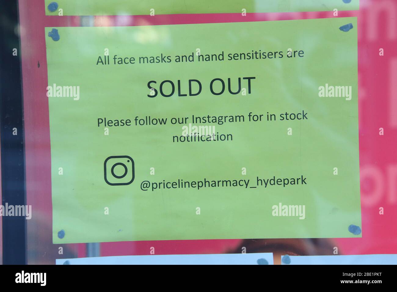 Gesichtsmasken ausverkauft Schild in Apotheke Schaufenster Stockfoto