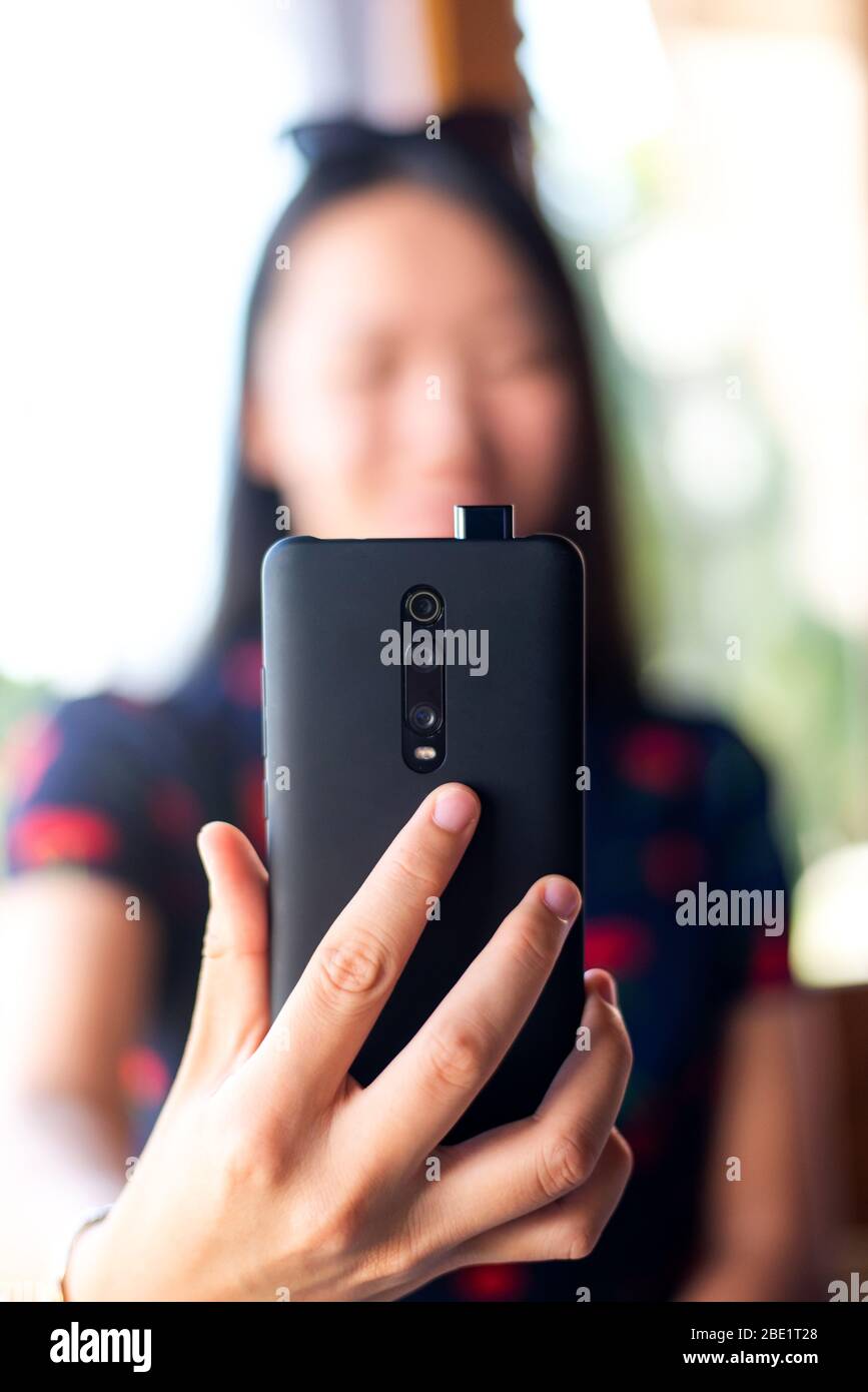 Mädchen, die ein Selfie mit Pop-up-Front-Handy-Kamera Stockfoto