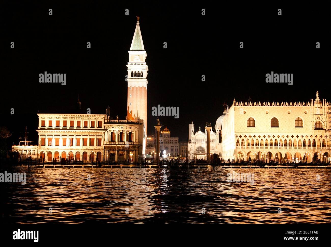 I-Venedig: Piazzetta San Marco mit den Granitsäulen und der Biblioteca Nationale Marciana in der Nacht Stockfoto