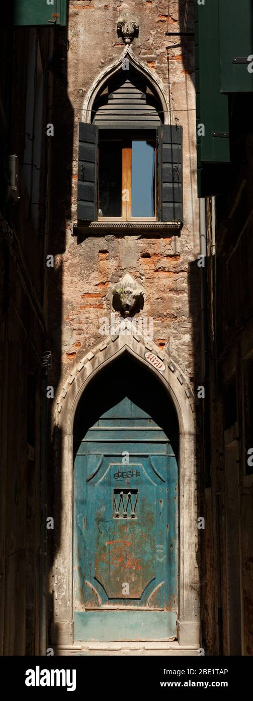 Alte Tür am Ende einer Gasse; Calle Mezzo, Sestiere Castello; Venedig, Venetien, Italien. Stockfoto