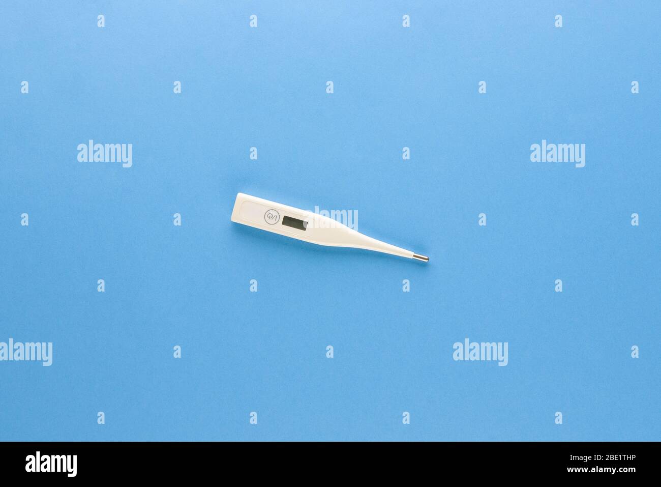 Klinisches Digitalthermometer zur Überprüfung der Körpertemperatur isoliert auf hellblauem Hintergrund Stockfoto