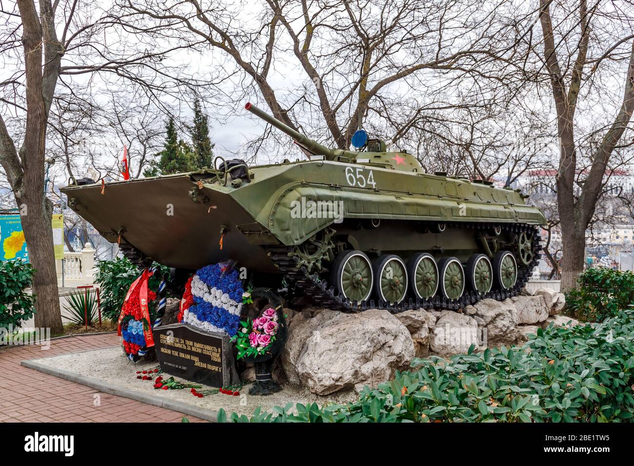 Sewastopol, Russland - Februar 19 2020: Denkmal für die Soldaten des Afghanistankrieges in Form eines Infanteriekampffahrzeugs BMP Stockfoto