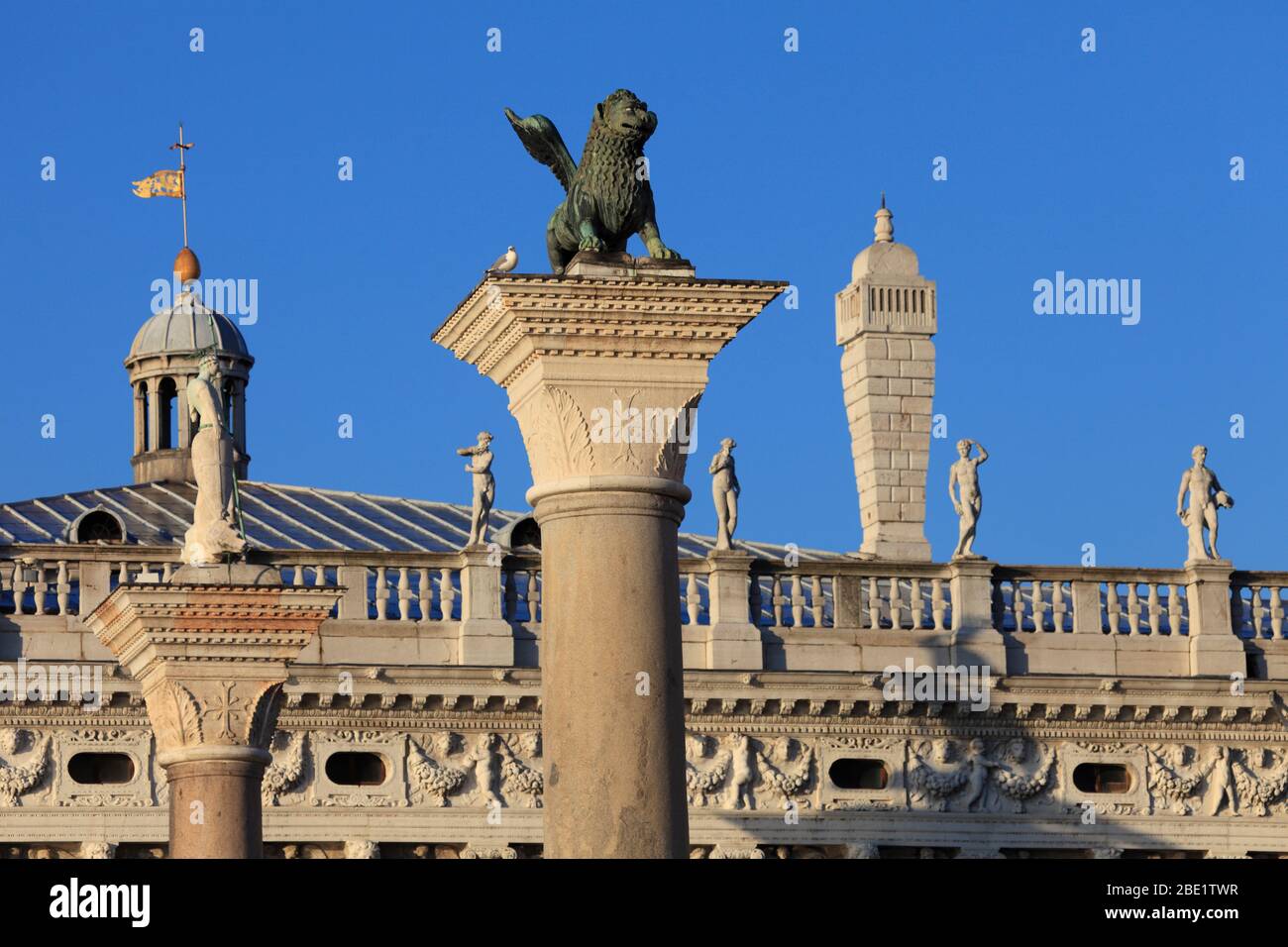 I-Venedig: Piazzetta San Marco: Markussäule und Theodorussäule vor den Statuen der Bibliotheca National Marciana Stockfoto