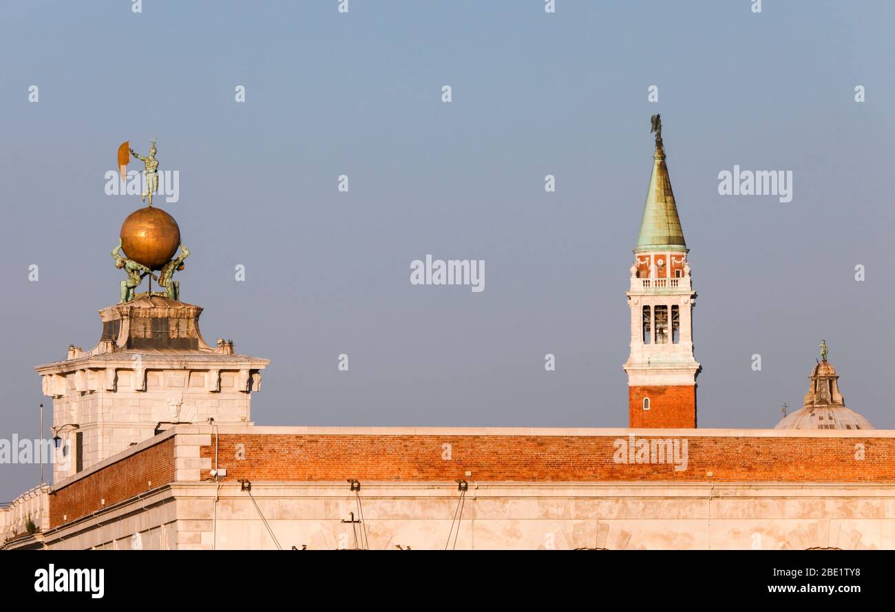 I-Venedig: Dogana da Mar, Museum für moderne Kunst, hinter der Campanile von San Giorgio Maggiore Stockfoto