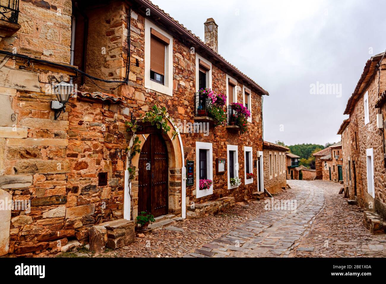 Castrillo de los Polvazares, Leon / Spanien, Oktober 09 2016: Straße des mittelalterlichen Dorfes aus rotem Stein im Nordwesten Spaniens. Stockfoto
