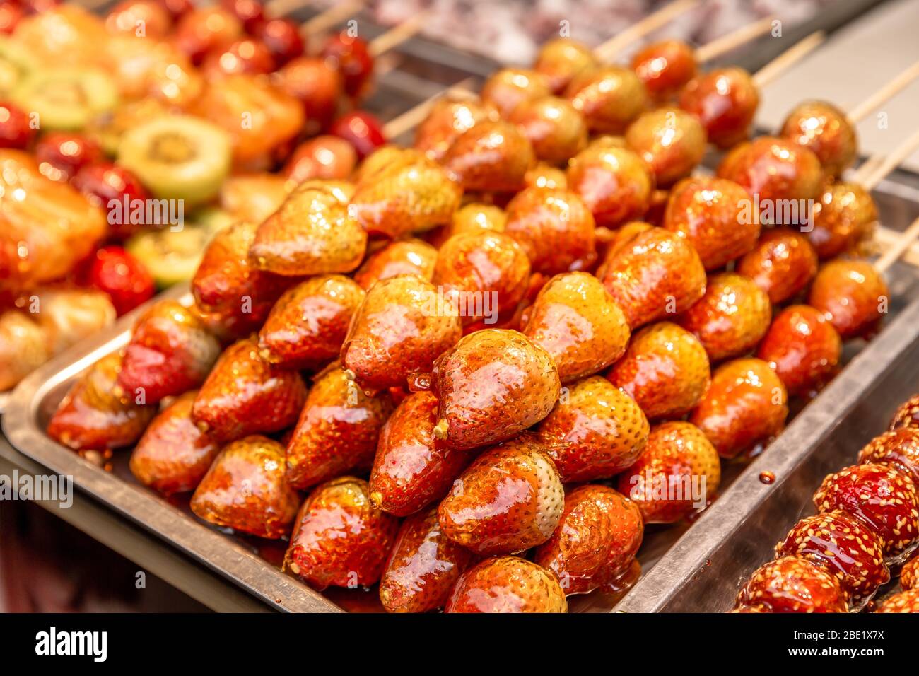 Erdbeere mit Zucker auf einem Stock auf der Straße Lebensmittelmarkt beschichtet Stockfoto