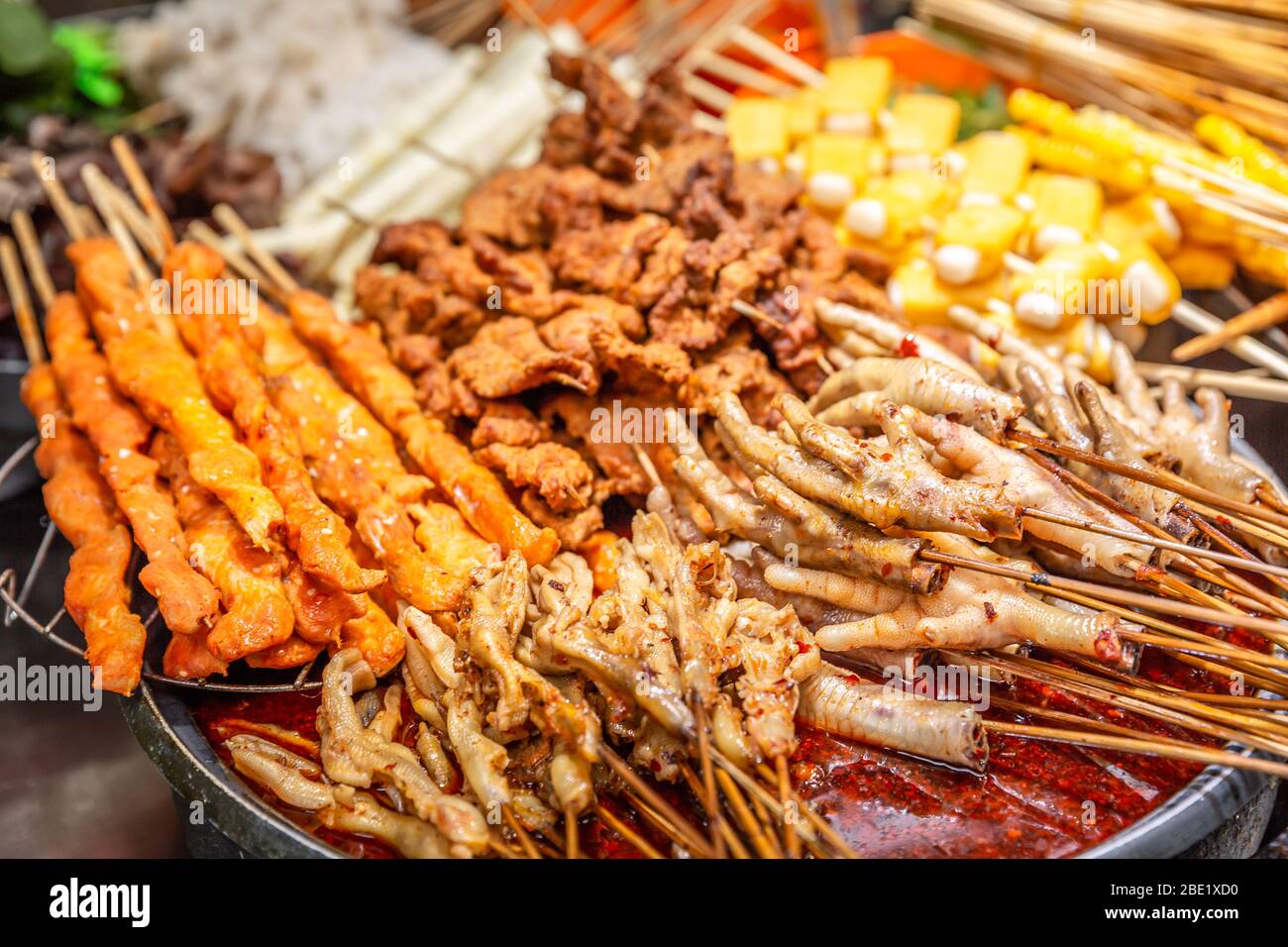 Asiatische Street Food. Chinesisches Street Stick Food Stockfoto