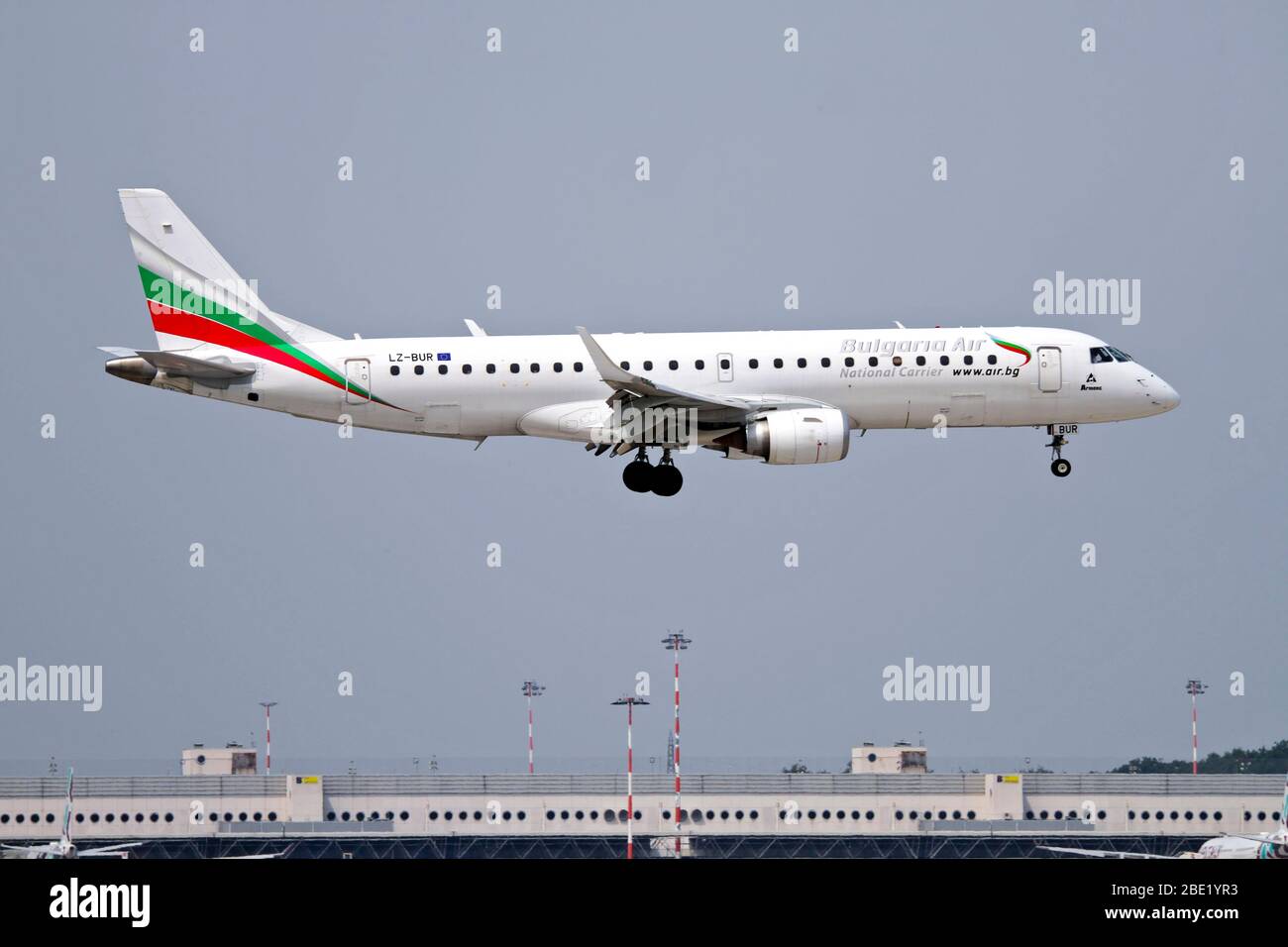 LZ-BUR Bulgaria Air Embraer 190-195 in Malpensa (MXP/LIMC), Mailand, Italien Stockfoto