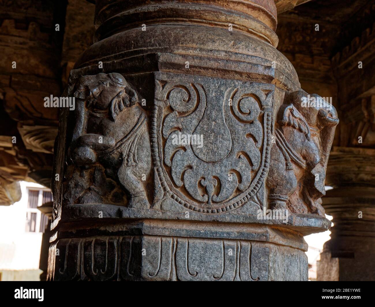 Tiere auf Steinsäule geschnitzt Stockfoto